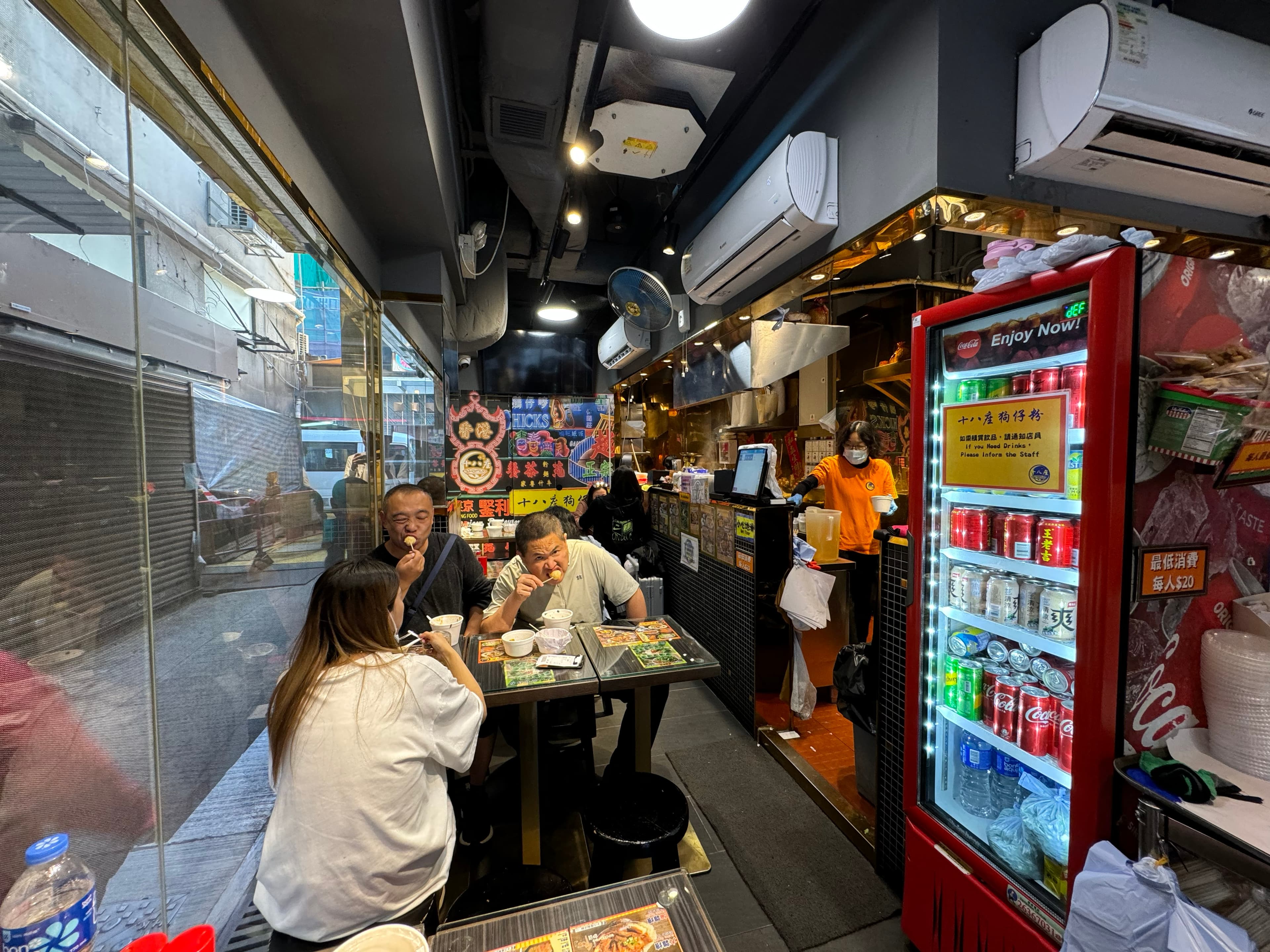 在香港各地都有分店的「十八座狗仔粉」,不拘時段,隨時都有人在享用狗仔粉。