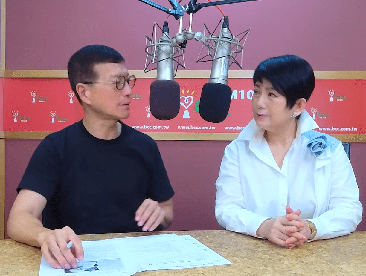 賀瓏在中廣的節目接連缺席,已連續5集都由吳若權(左)代班。(翻攝自Youtube @中廣流行網 i like radio)