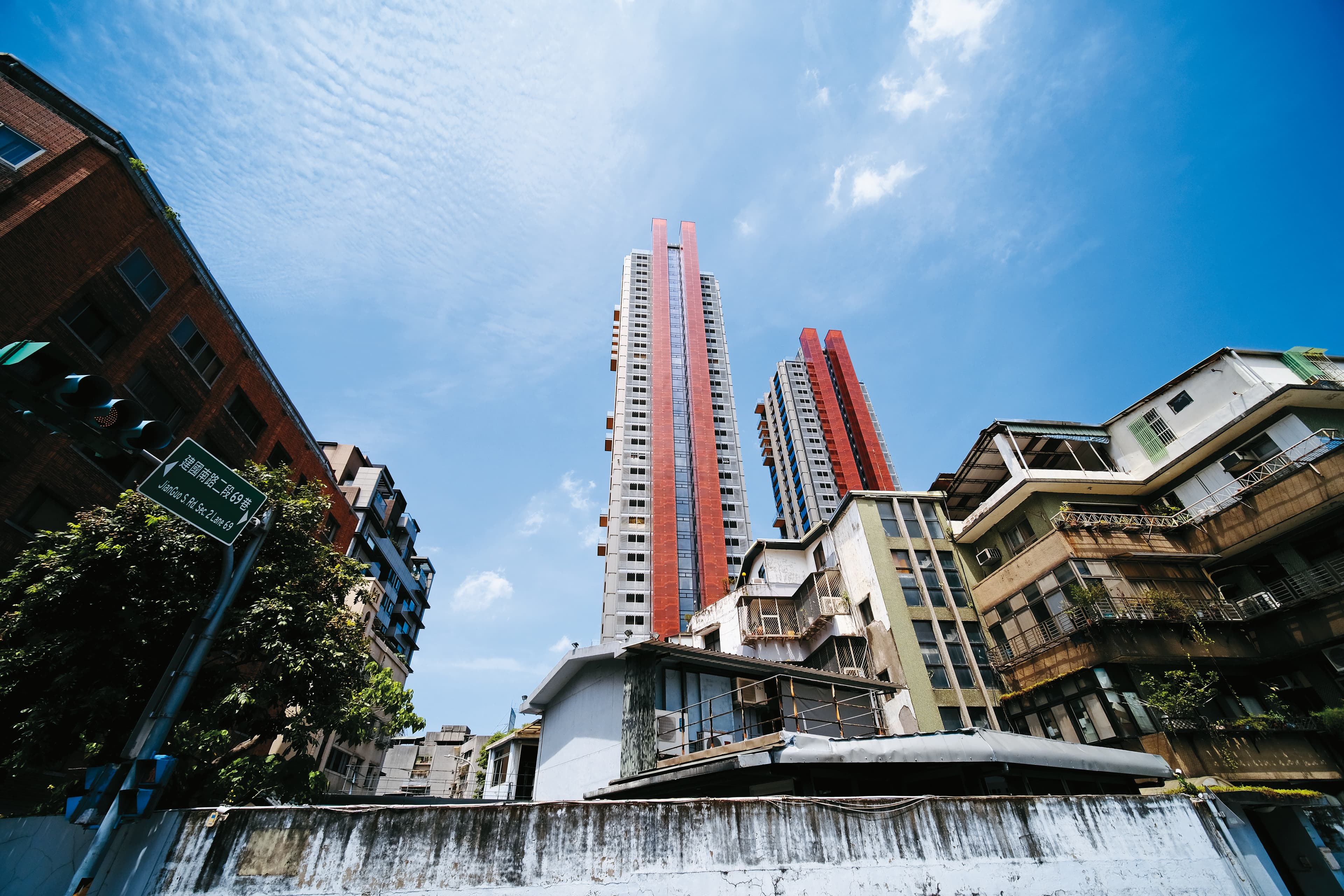 入手號稱台北第一豪宅的「One Park Taipei 元利信義聯勤」,周杰倫一度想買頂樓,卻被老闆林敏雄攔胡。