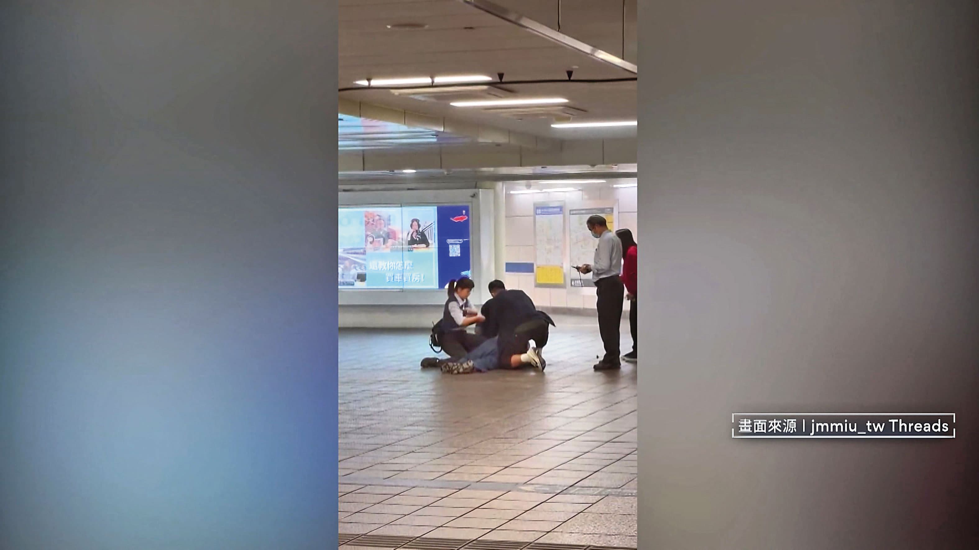 余家昶受傷後倒地,其他民眾見狀立刻上前搶救。(翻攝Threads@jmmiu_tw)