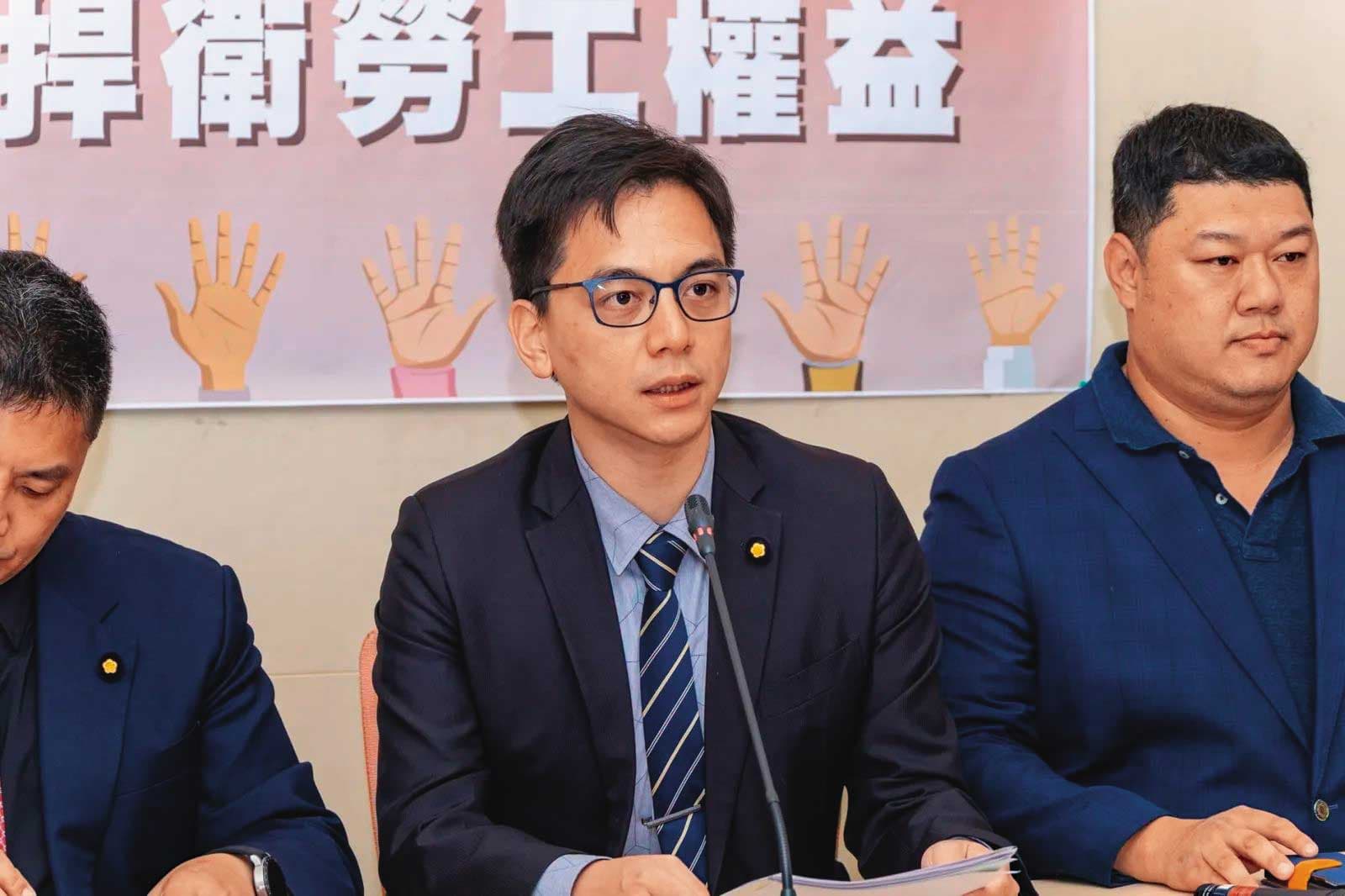 藍委牛煦庭(左)有意修正《勞動基準法》,並找勞動團體一起討論。(牛煦庭國會辦公室提供)