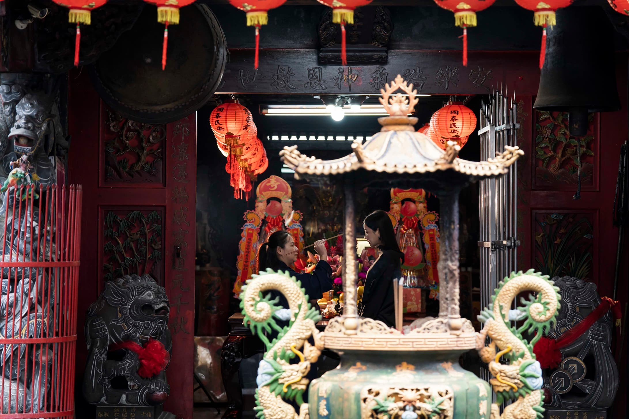 電影中為了愛,她會去求神拜佛。(華映提供)