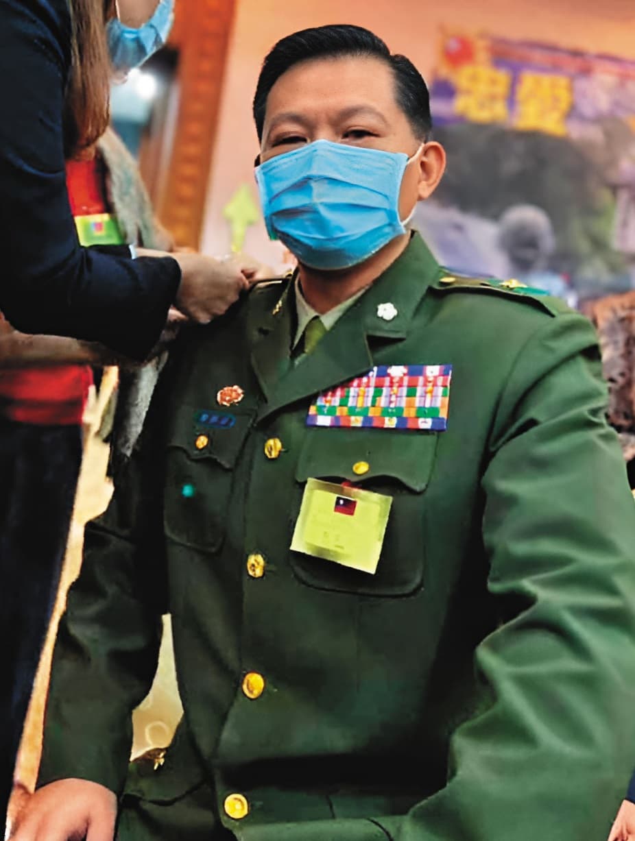 謝靜華曾任總統當選人賴清德「萬里警衛室」主任,爭議頻傳。 (翻攝淡江戰略所臉書)
