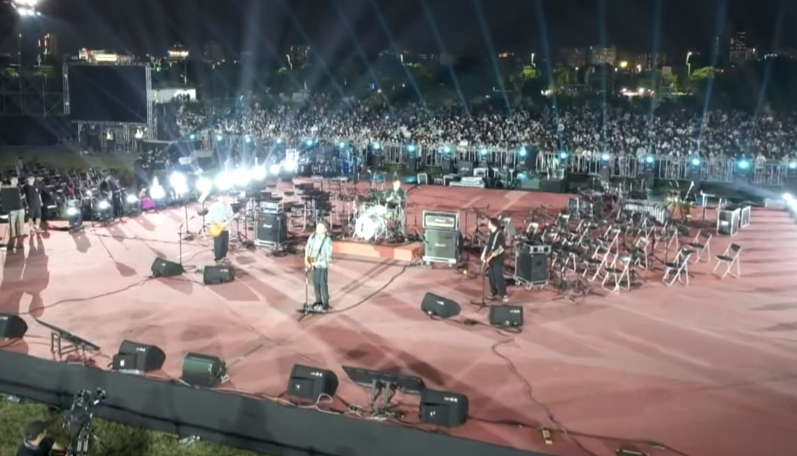 台中中央公園夜空國慶焰火表演狀況不少,滅火器樂團主唱楊大正也在抱怨主辦方規劃不周。(翻攝自盧秀燕臉書)