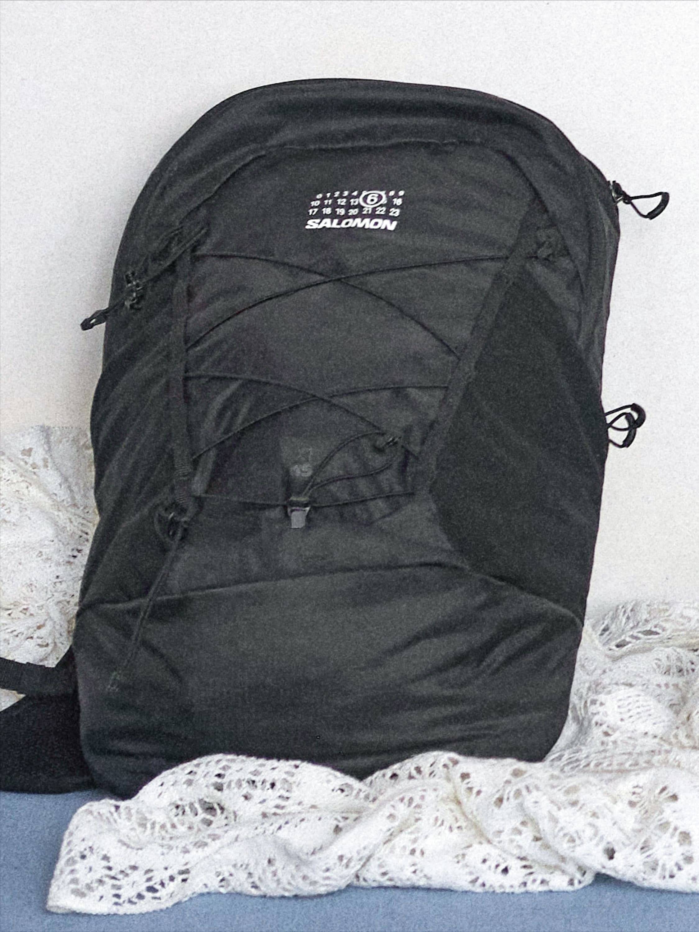 MM6 x Salomon XT-15黑色後背包,NT$12,385。