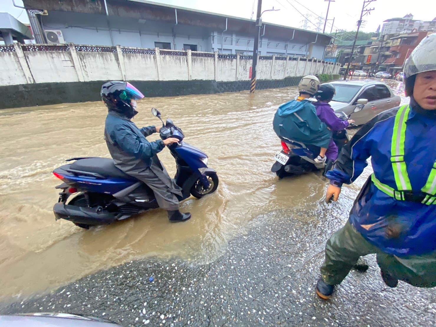 基隆各區淹水,汽機車想辦法避水而過。