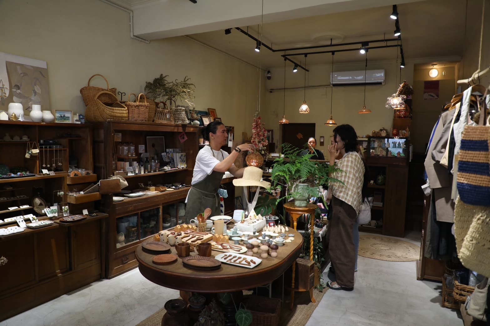 「職有生活」將曾是校長舊居的老宅中,打造成匯集選物、花藝與金工的美麗新空間。