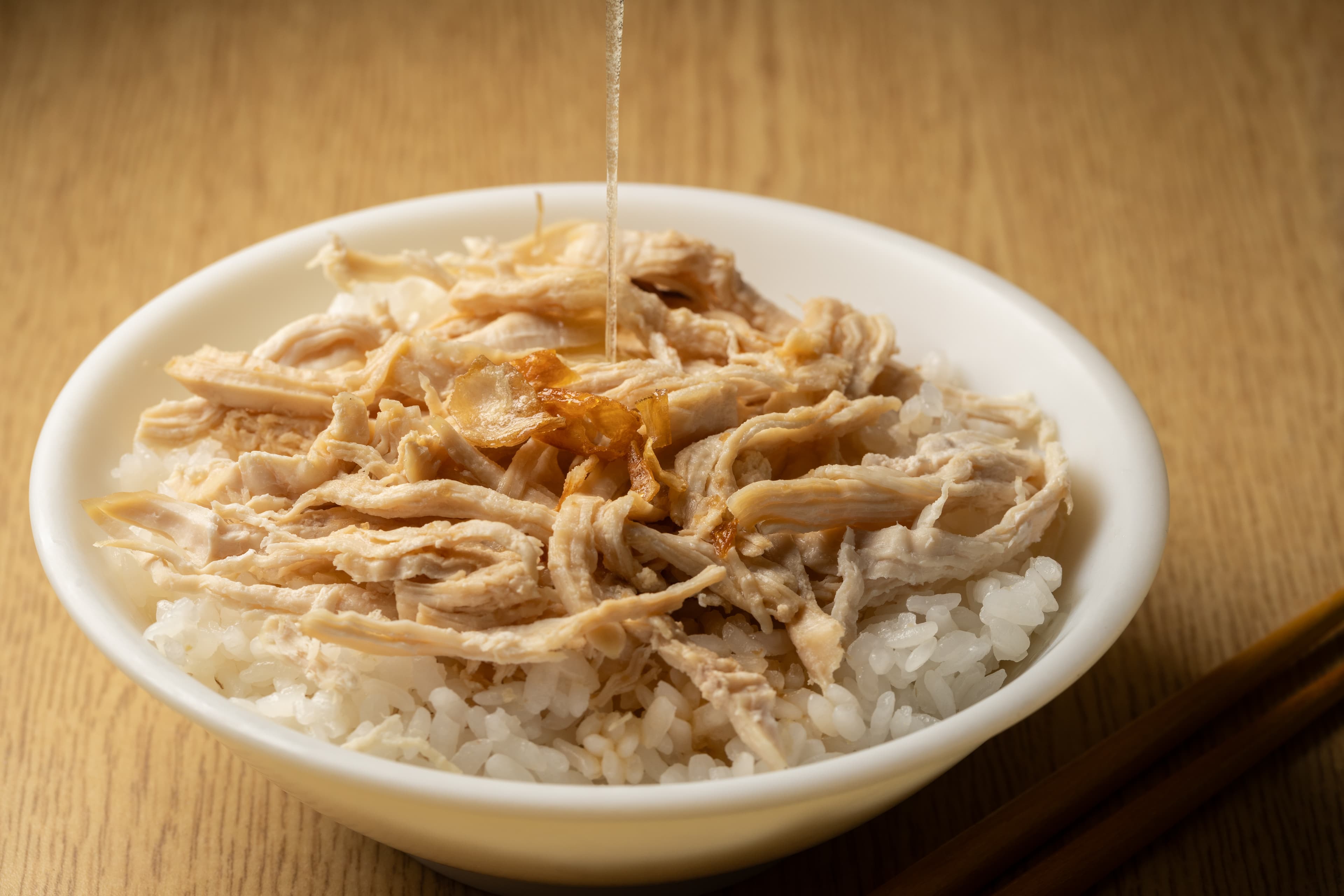 「雞絲飯」淋了雞油和油蔥酥,滋味油潤鹹香。(50元/小碗)