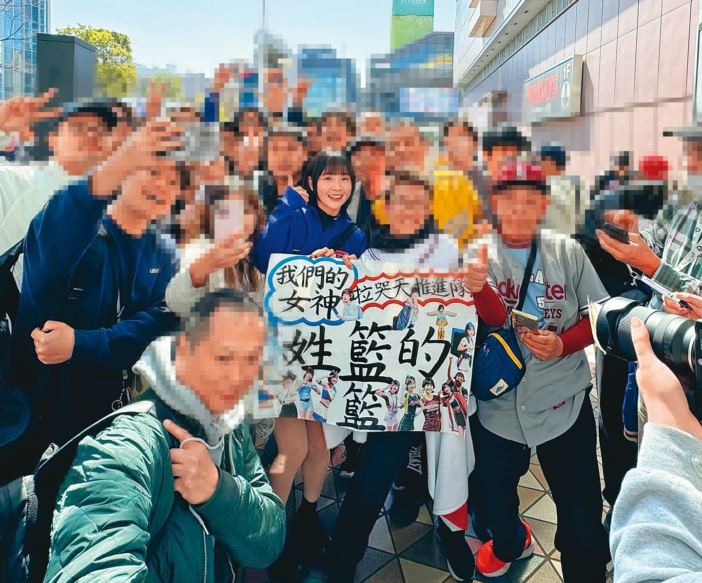 籃籃身為樂天桃猿應援團推進隊長,有著高人氣,常被球迷包圍。(翻攝自籃籃IG)