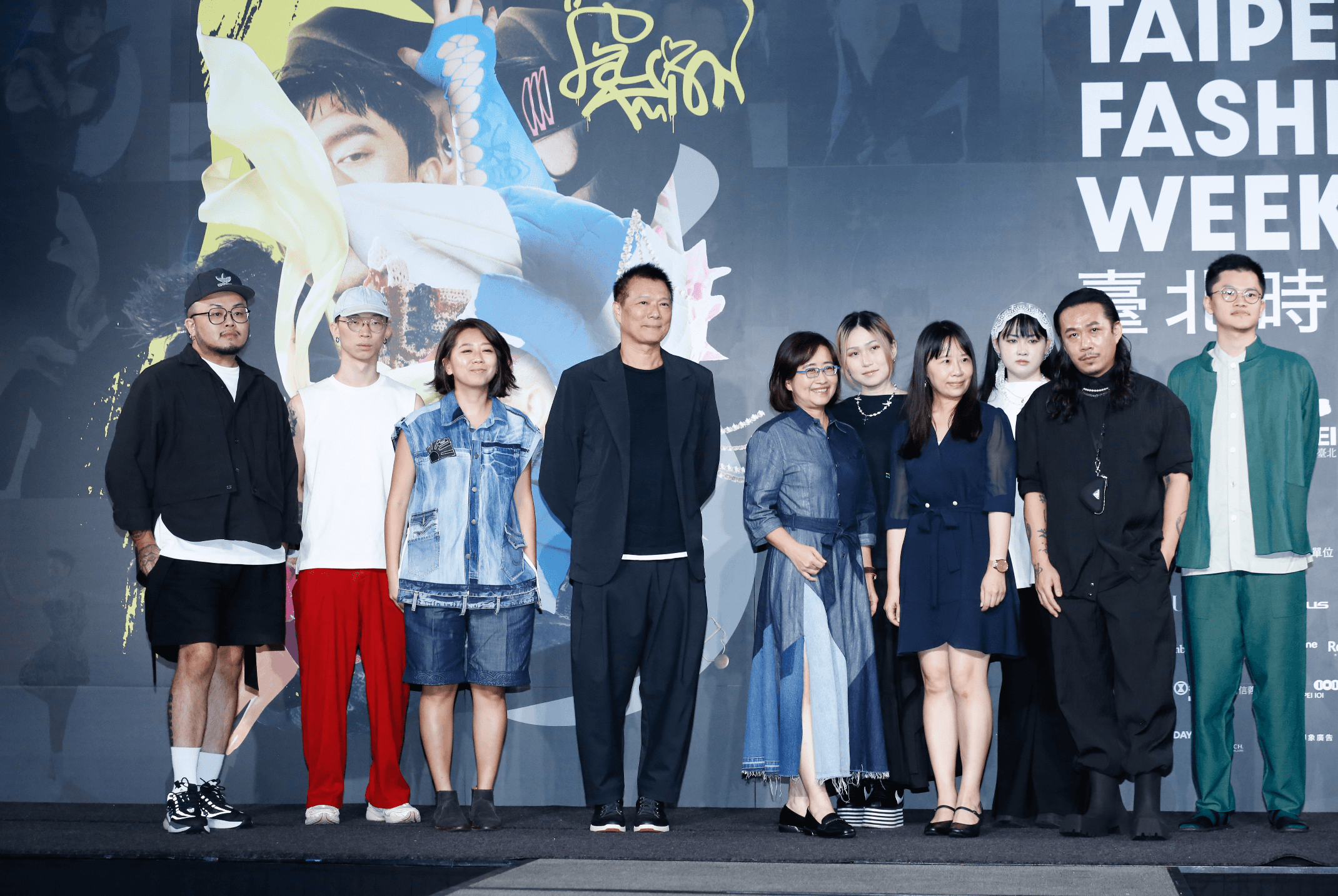 BOB Jian簡國彥(左)、AllenKo3柯瑋倫(左2)、Story Wear陳冠百(左3)、文化局蔡詩萍局長(左4)、台北市政府副市長林奕華(右6)、PCES暢芷荺(右5)、文化部文創發展司副司長陳薇如(右5)、PCES李玉琪(右3)、Just in XX周裕穎(右2)、TANGTSUNGCHIEN唐宗謙(右)。