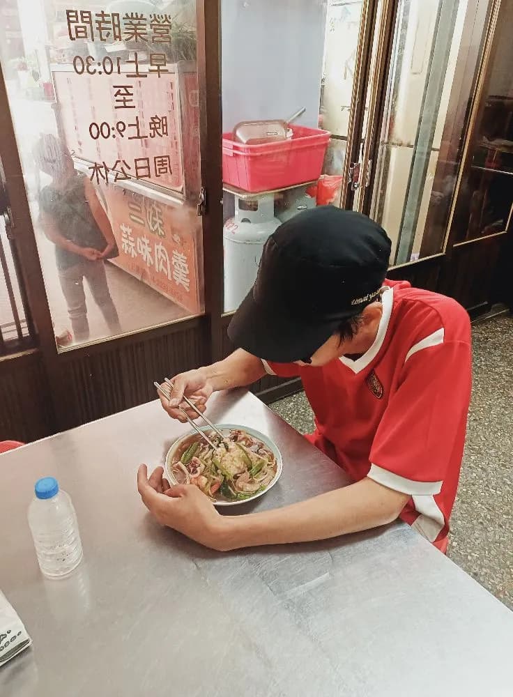 台中一名21歲男子因從未報戶口、未上學,靠撿回收維生,如今已由社會局介入安置。(翻攝自蘇乙青臉書)