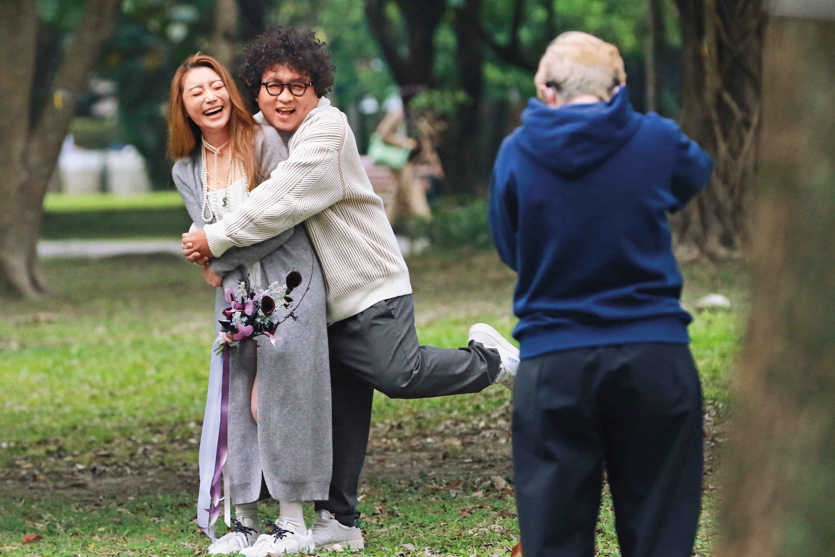 15:57 納豆(中)與依依(左)趁登記結婚前,到大安森林公園散步。