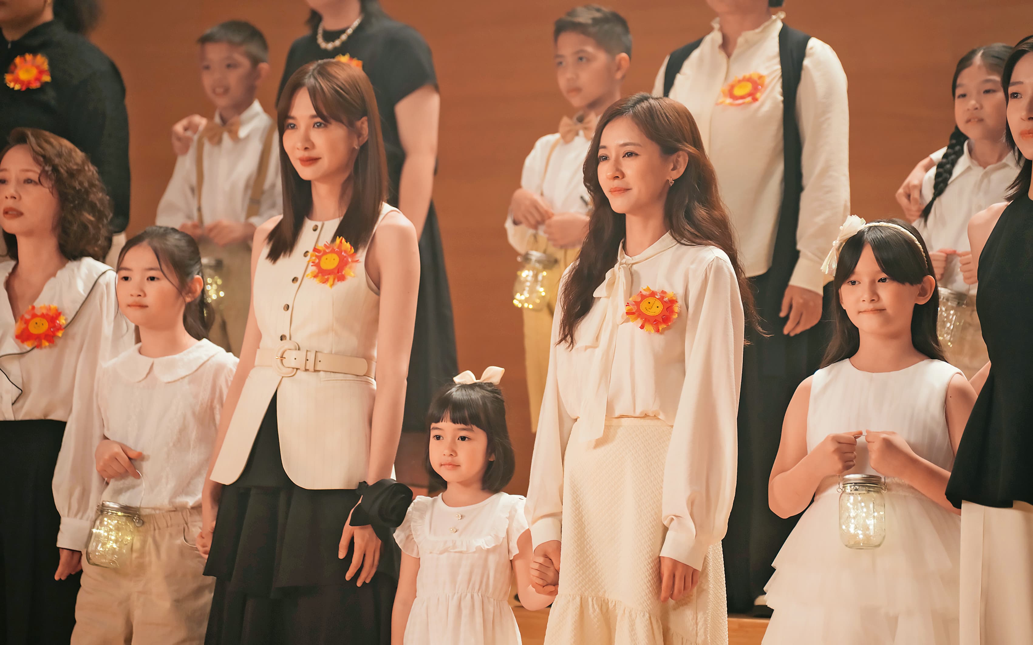 孫淑媚(前排左一)、安心亞(前排左三)與陳意涵(前排左五)飾演獄中同舍房的室友,也一起登台演唱 。(壹壹喜喜提供)