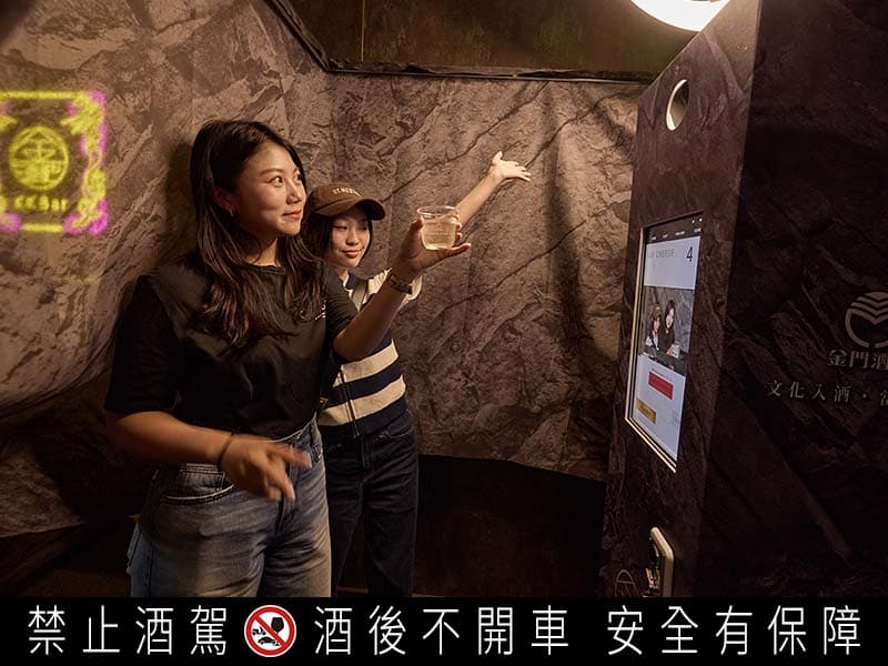 《KK Bar金酒吧》設有年輕人最愛的拍貼機,留下與好友同歡的快樂時光。