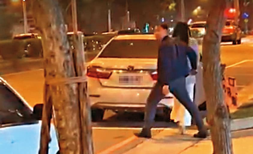 林男被拍到深夜開車接送黃靖容,二人互動頻繁。(讀者提供)