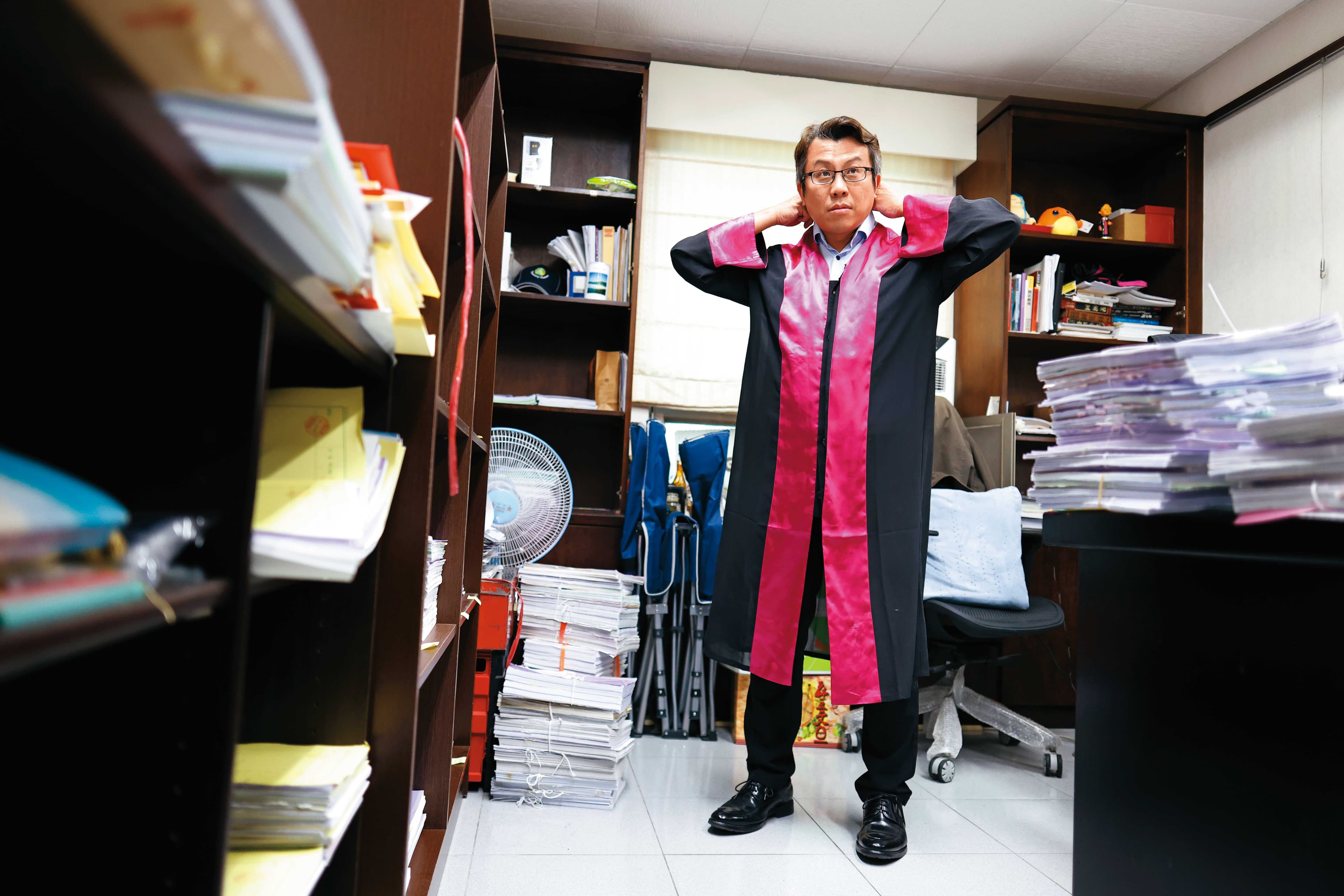 蔡佰達說,有些案件與公益較無關,然而只要民眾提告,檢察官就得花時間心力處理。