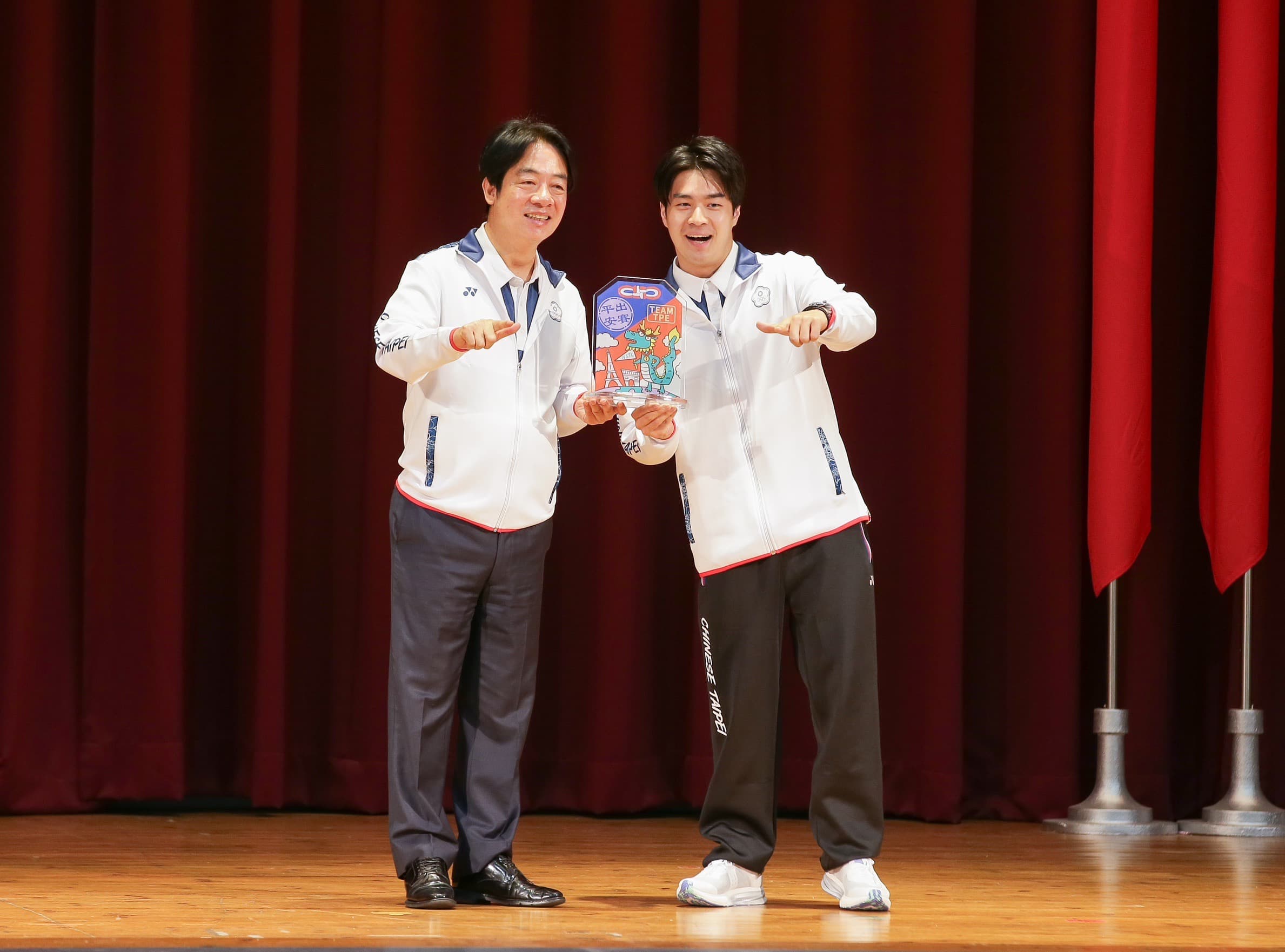 賴清德與與取得巴黎奧運霹靂舞門票的孫振(右)合影。