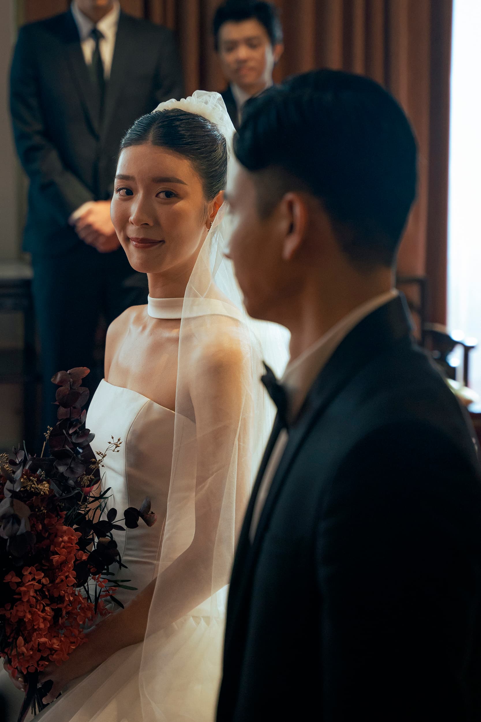 片中余香凝溫柔貼心,配合劉冠廷辦2場婚禮分別滿足離異父母,沒想到自己婚禮上,她才是劉冠廷那個角色。(水花電影提供)