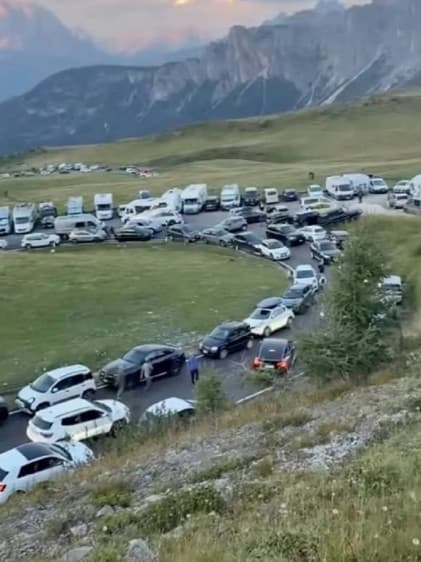 上山買甜甜圈的車陣癱瘓山路,引發當地居民怨聲載道。(翻攝抖音)