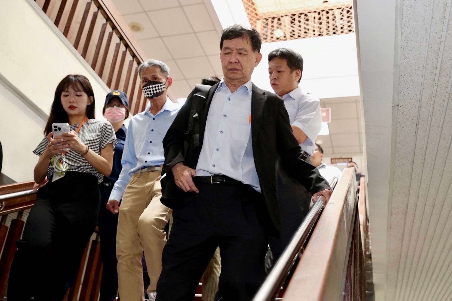 彭振聲今出庭時驚聞妻子墜樓噩耗,一度情緒崩潰,在心情稍微緩和後表情凝重步出北院。(鏡報林煒凱攝)