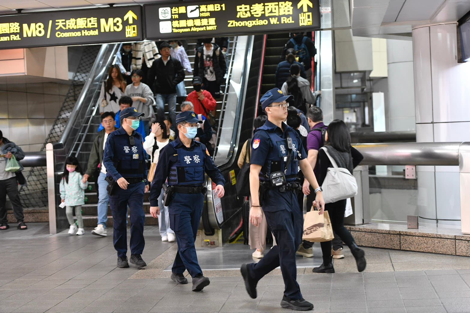 北捷北車、中山站19日隨機砍人案,當下在站內的網友回憶,閘門螢幕臨時出現「免刷票,請速出站」緊急疏散人群。(鏡報董孟航)