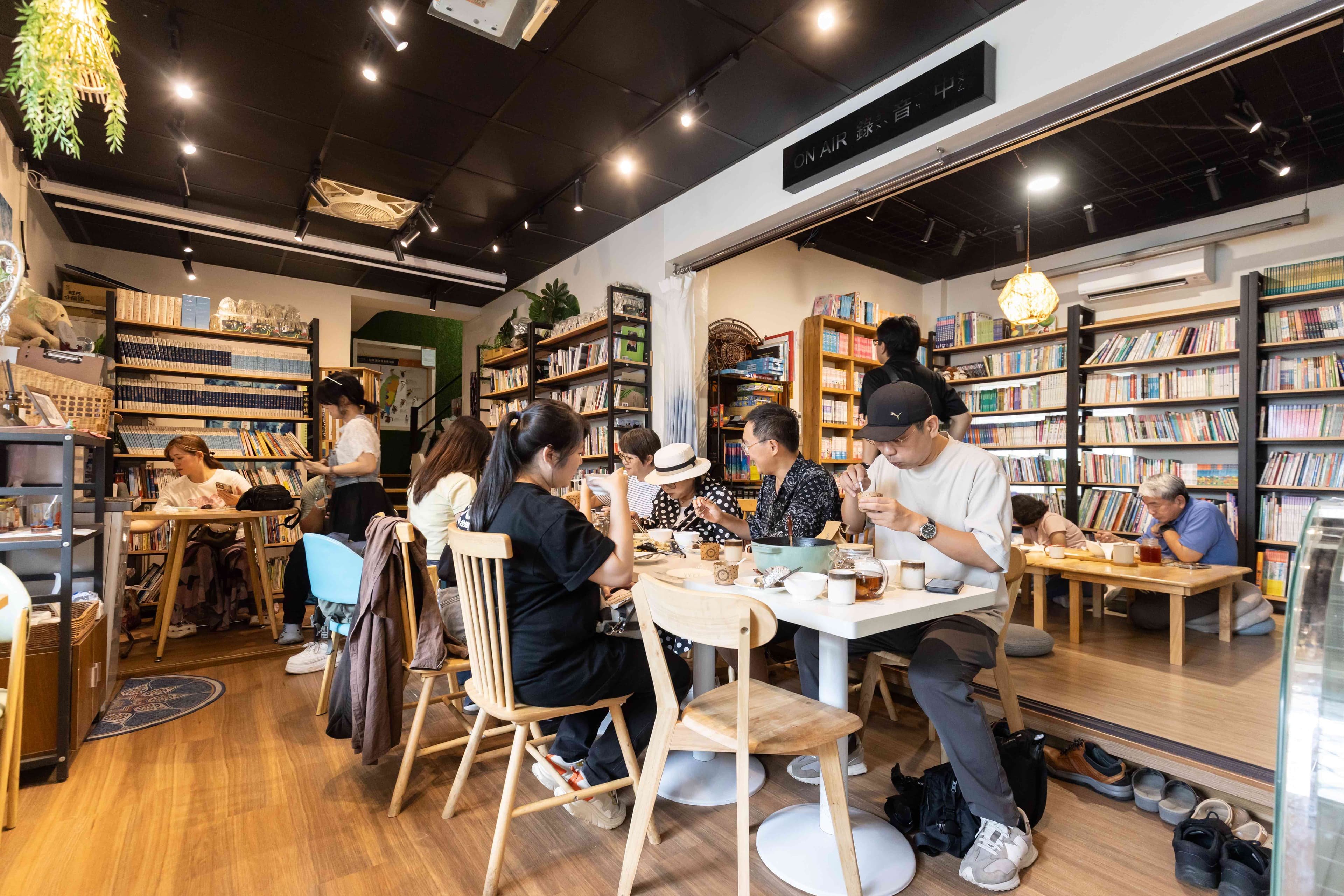 店內不定期舉辦藝文活動,曾邀請藝術、影像等創作者進駐,成為大武社區文化交流的重要據點。