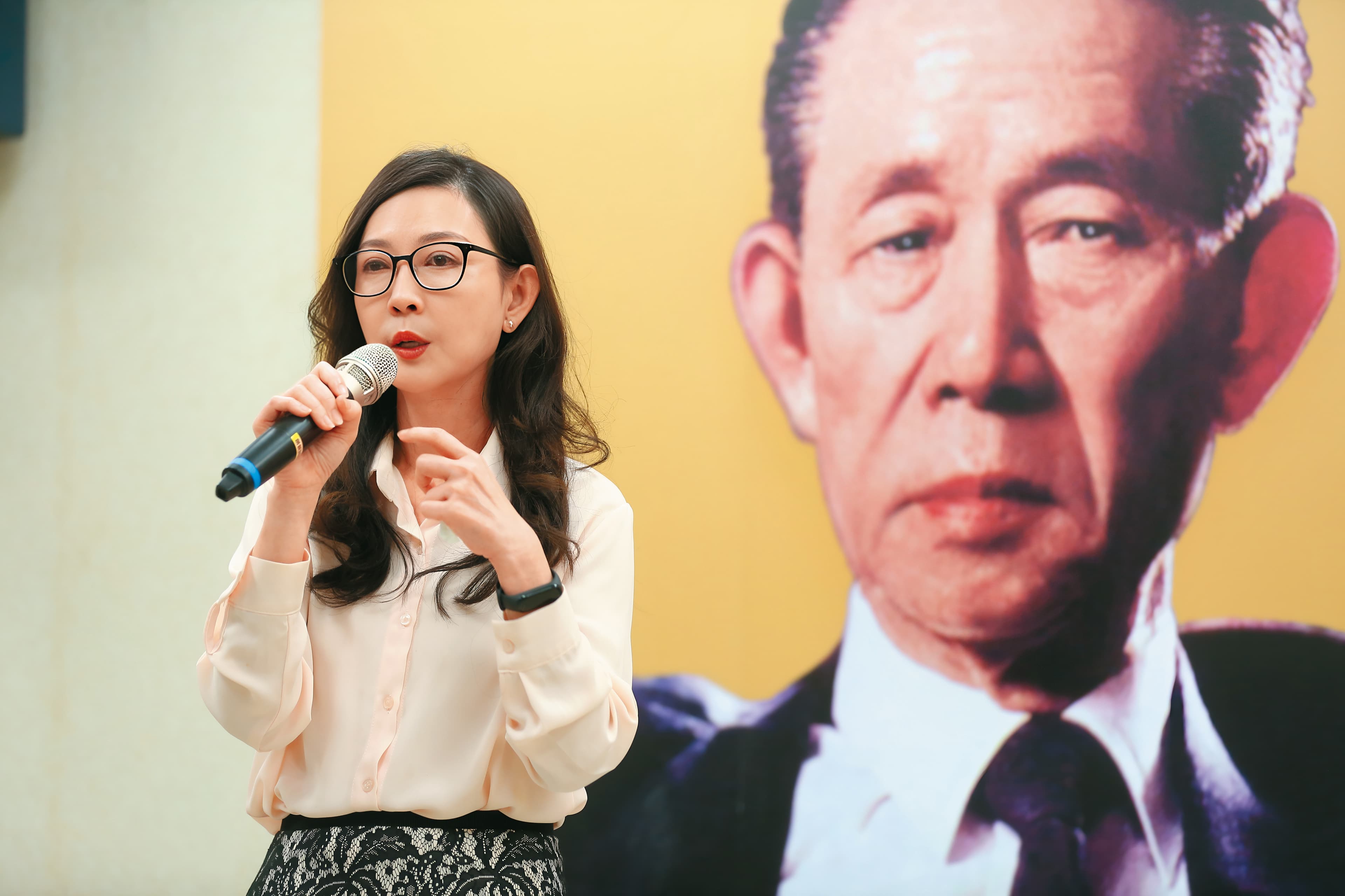 由王瑞瑜(左)主責的事業,緊扣父親王永慶(右)的心意,積極推廣預防醫學、發展新能源產業。
