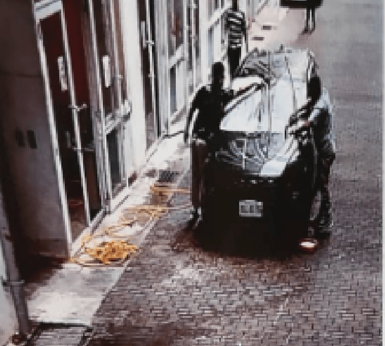 老師遭學生指控上課時間洗車。(讀者提供)