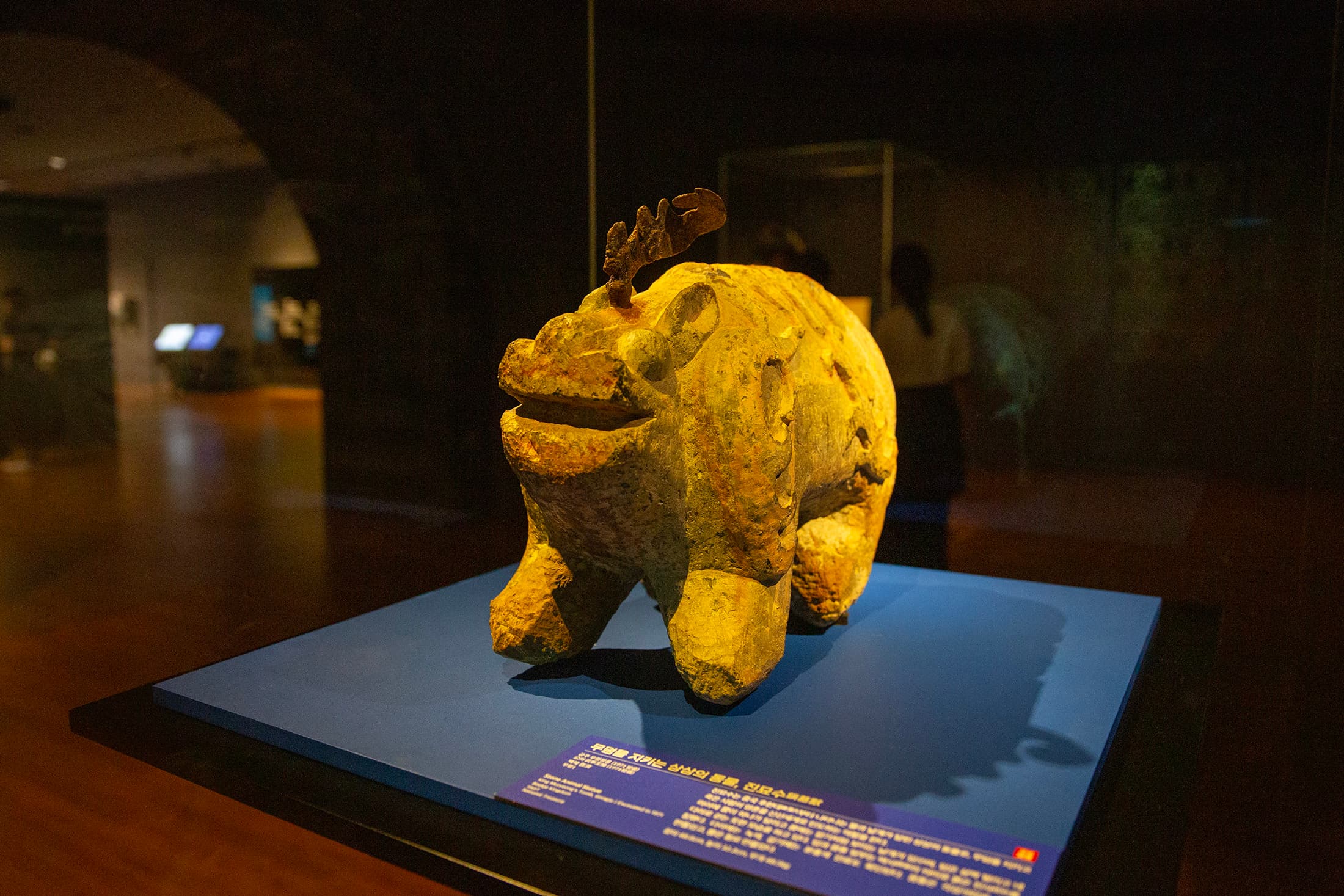 一樓展示的國寶「鎮墓獸」石雕,神態憨態可掬,當年肩負著守護百濟武寧王陵的重任。