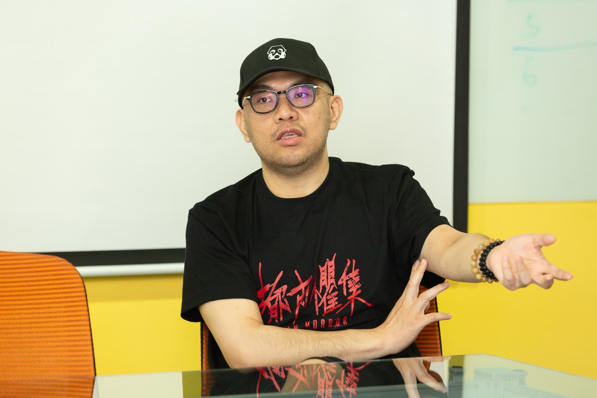 劇組工作緊密,導演李俊宏拍攝時,美術團隊正在別處陳設下一個場景。