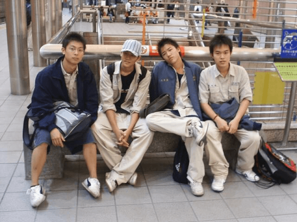 小玉(左2)高中青春樣貌大公開。(相信音樂提供)