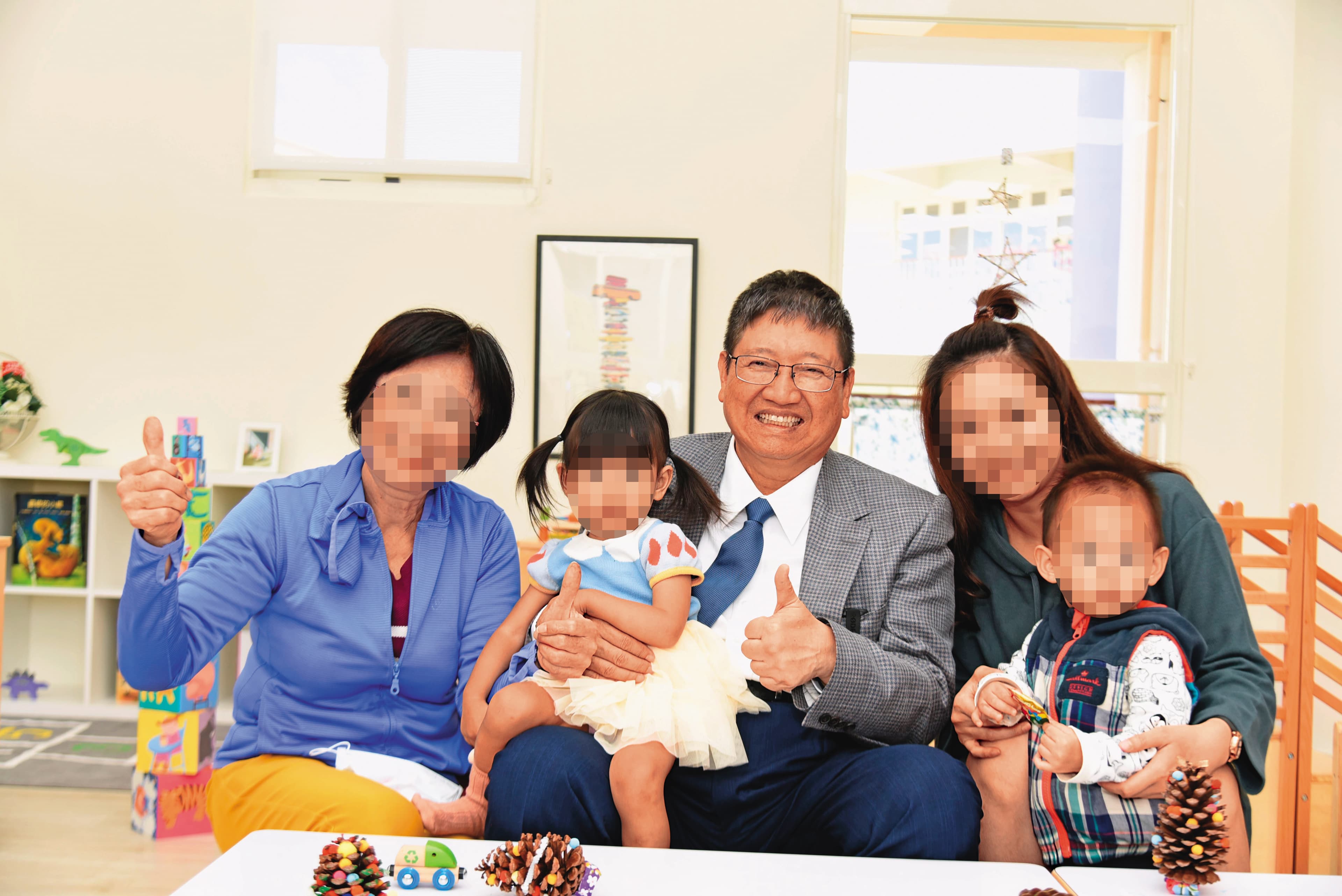 新竹縣長楊文科(右2)在嘉豐幼兒園落成時,曾親自到場剪綵,將其認為是重要政績之一。(翻攝新竹縣政府官網)
