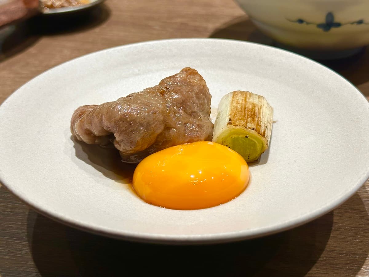 「肋眼芯/月見」肉片油脂豐厚,沾蛋黃配大蔥味道更豐富。