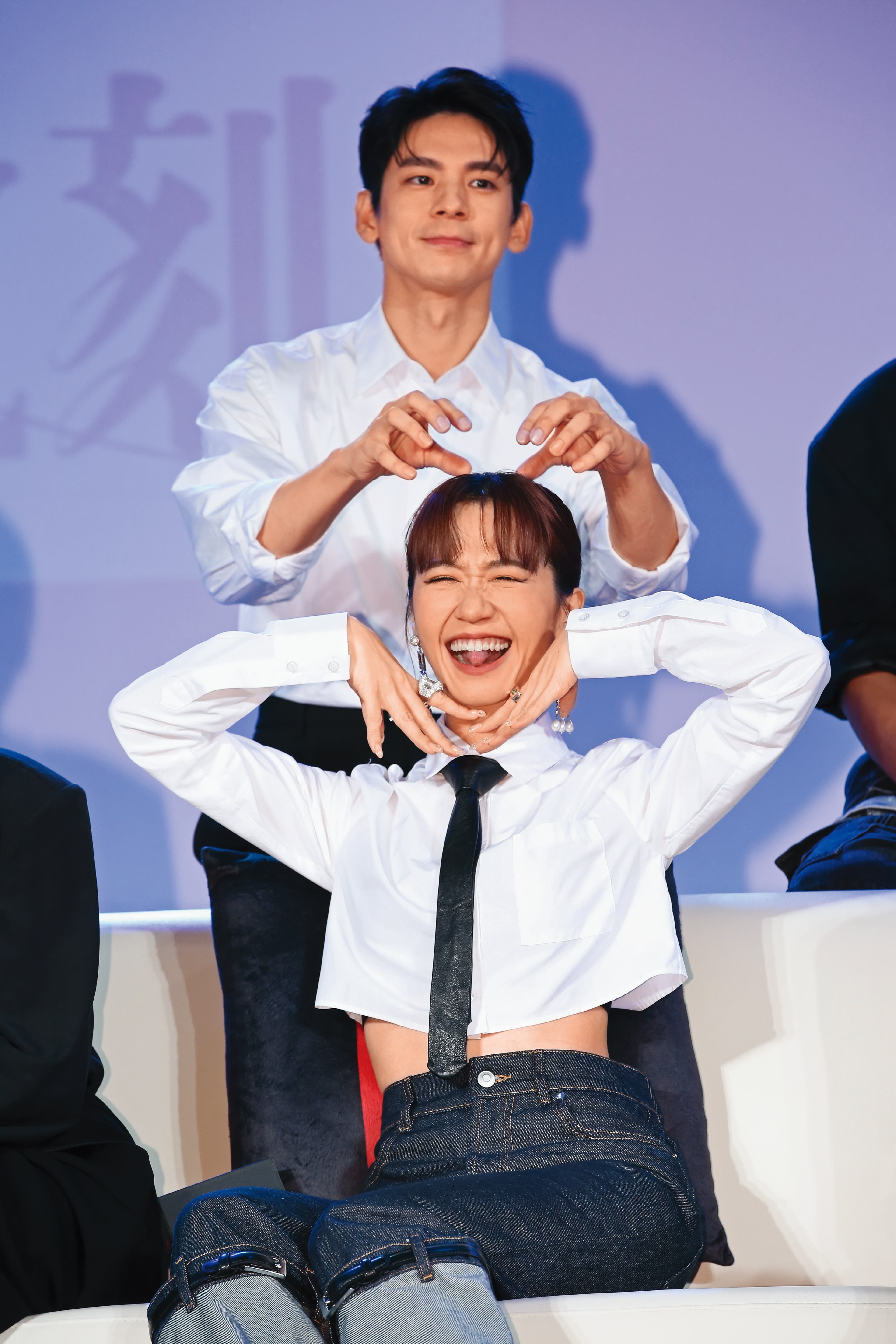 Lulu(前)演藝事業橫跨主持、音樂、戲劇,在《此時此刻》和林柏宏(後)演出浪漫對手戲。