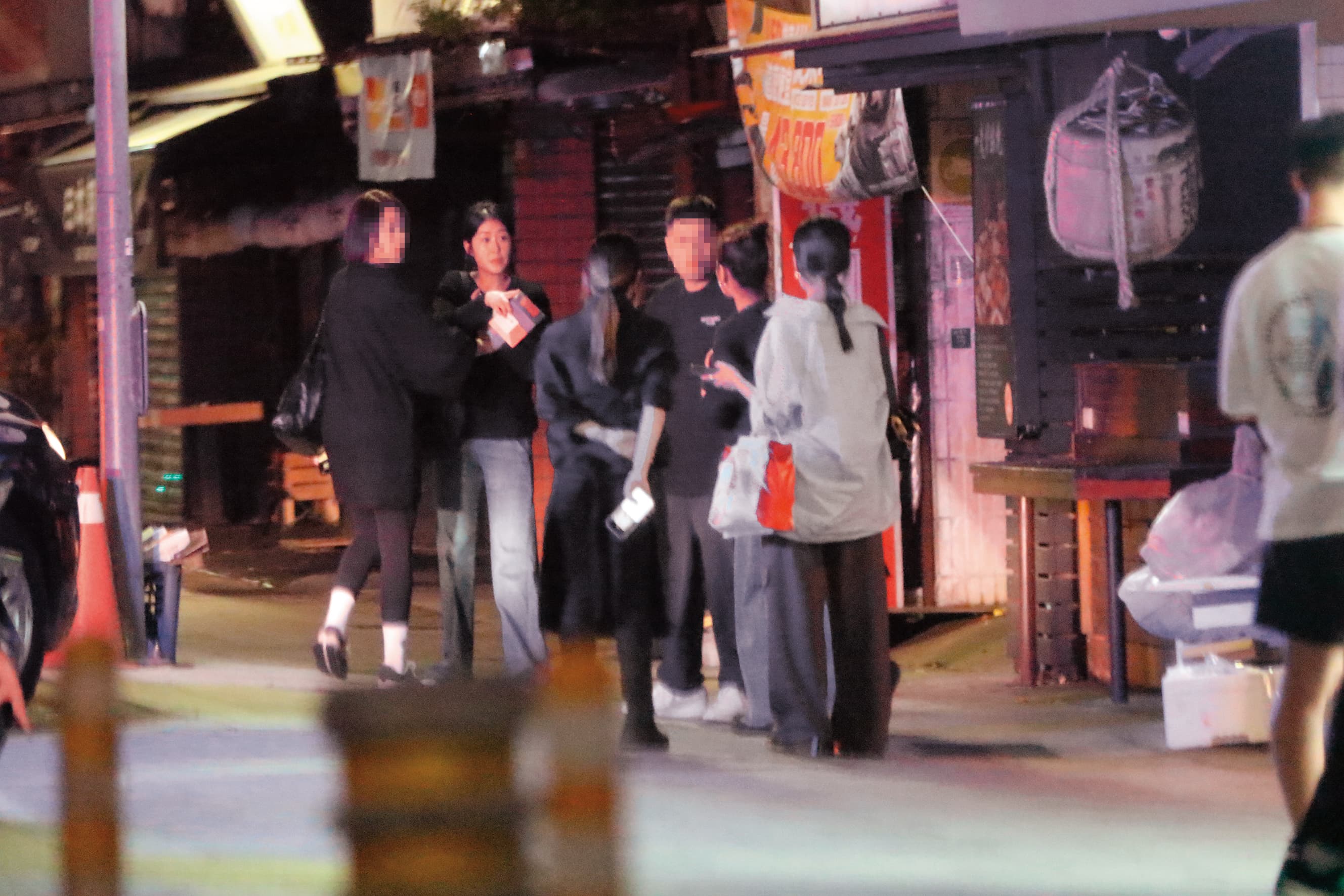 1時28分,平常少見張孝全老婆Joyce(左二)上夜店,這天酒聚也算盡興而歸。