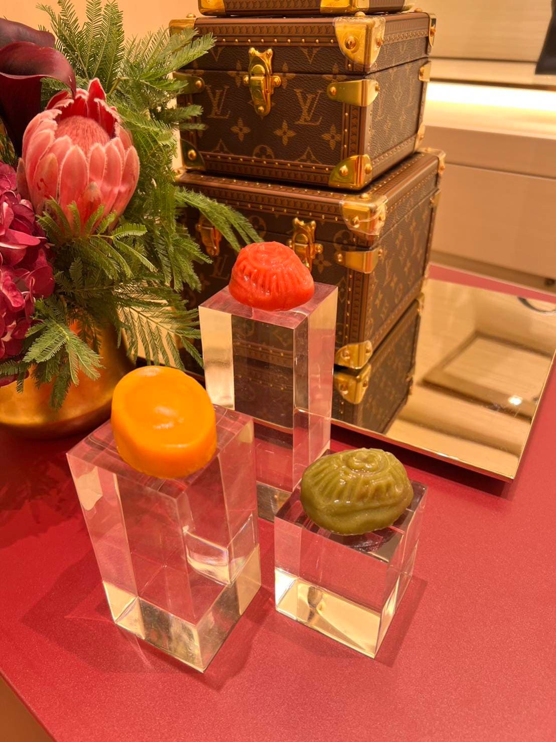李東展受精品LV要求,客製化壓印經典小花logo在迷你粿上,去年LV在旗艦店活動上發放給VIP。(李東展提供)