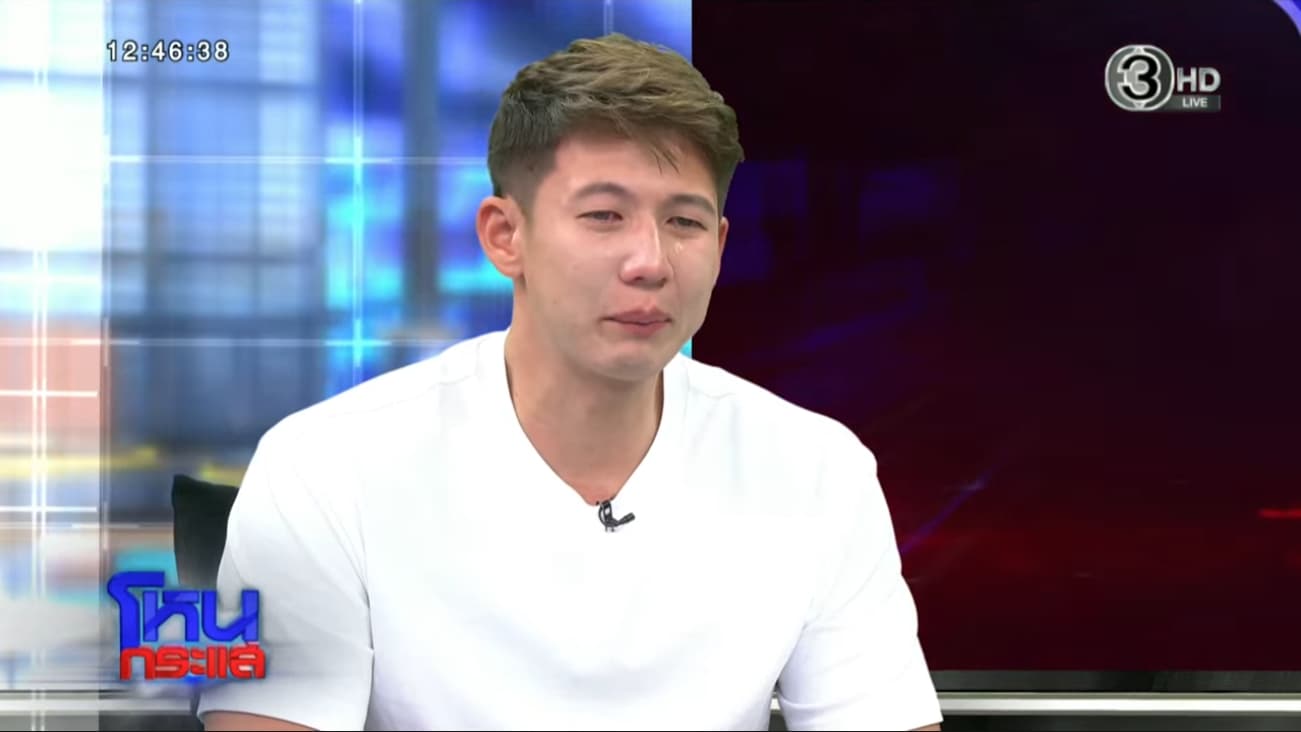 Sai Scott 在節目現場談及童年與家庭創傷時情緒潰堤。(翻攝臉書)