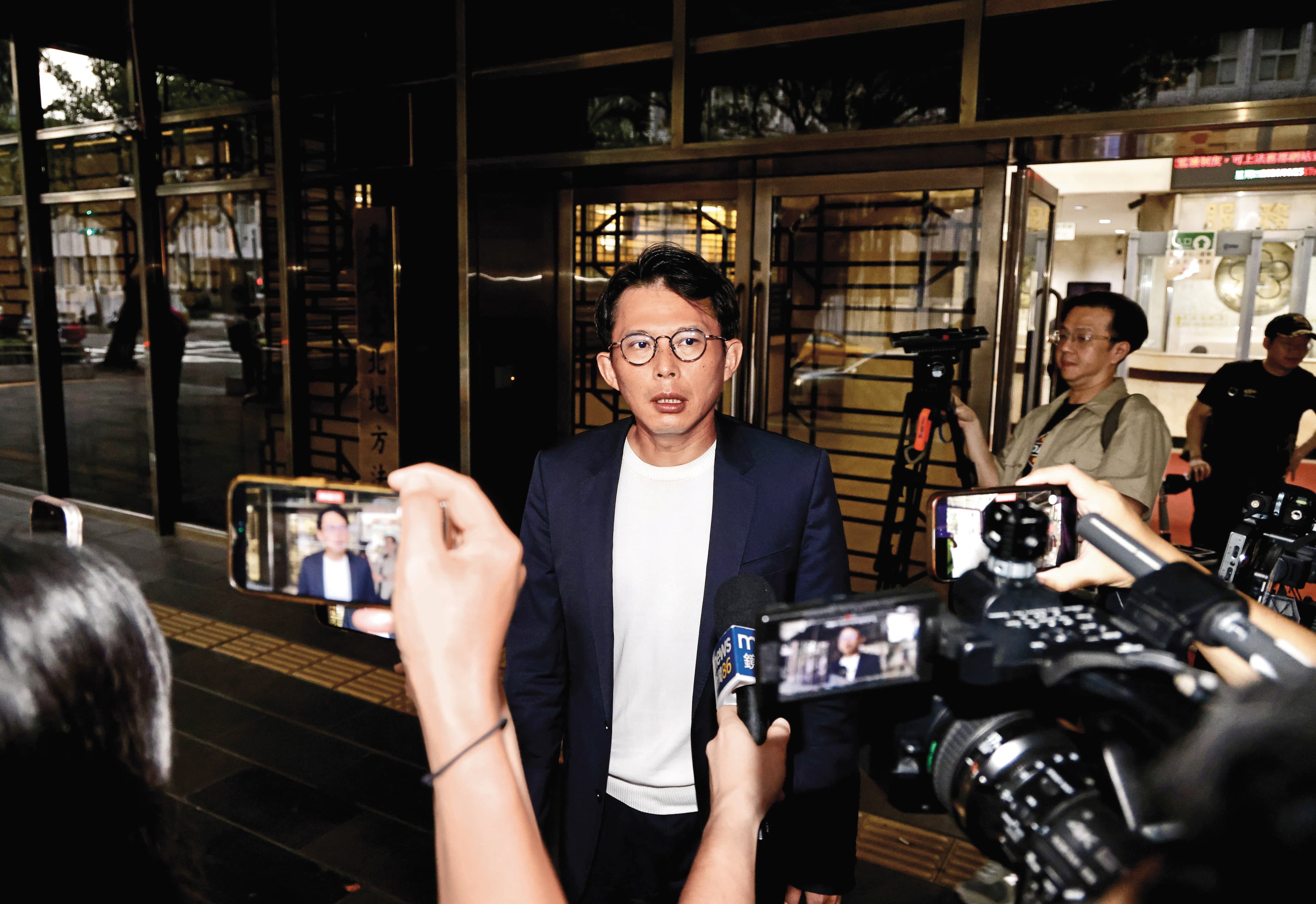 黃國昌訊後絕口不提凱思或狗仔案情,反轟檢方隨匿名檢舉起舞,明顯避重就輕。