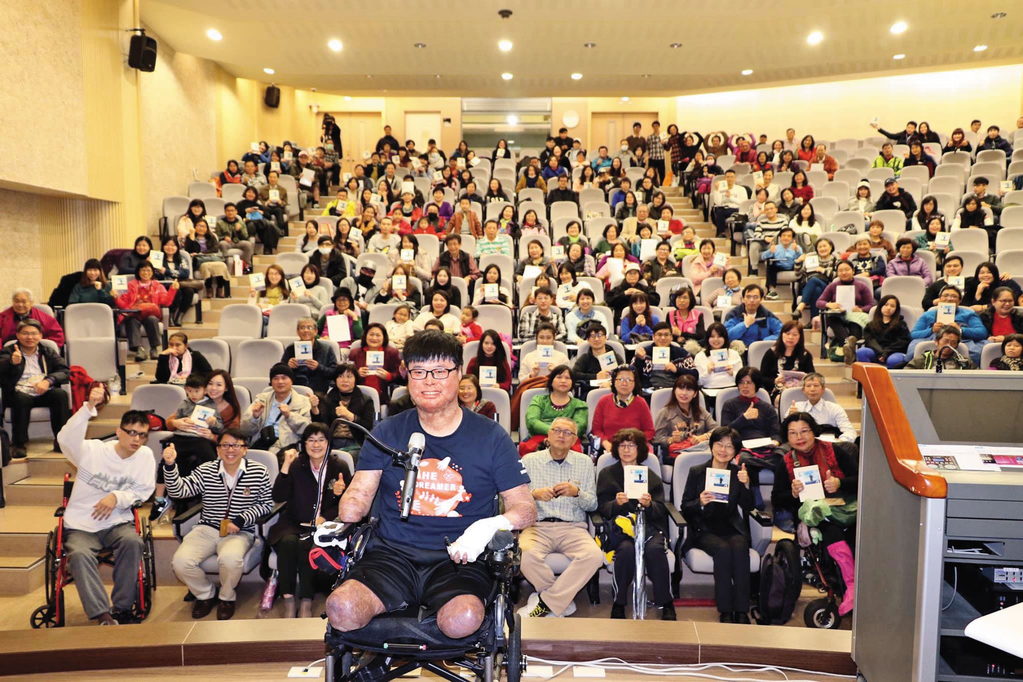 黃博煒2018年出書時,於新北市立圖書館演講。(黃博煒提供)