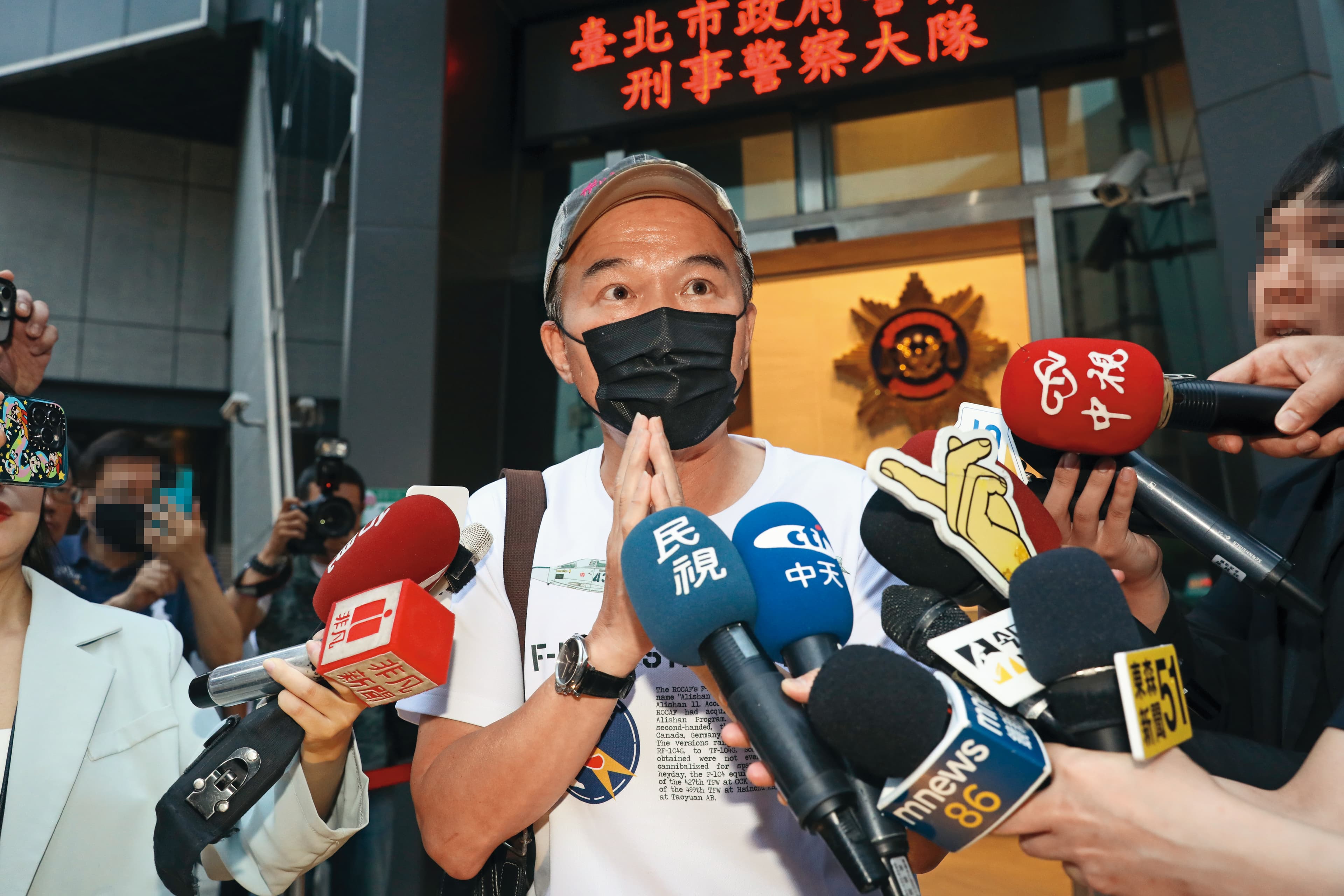 孫鵬從北市刑大出來,深夜檢方諭令孫安佐30萬元交保,限制住居並責付孫鵬;父救子畫面引來外界討論。