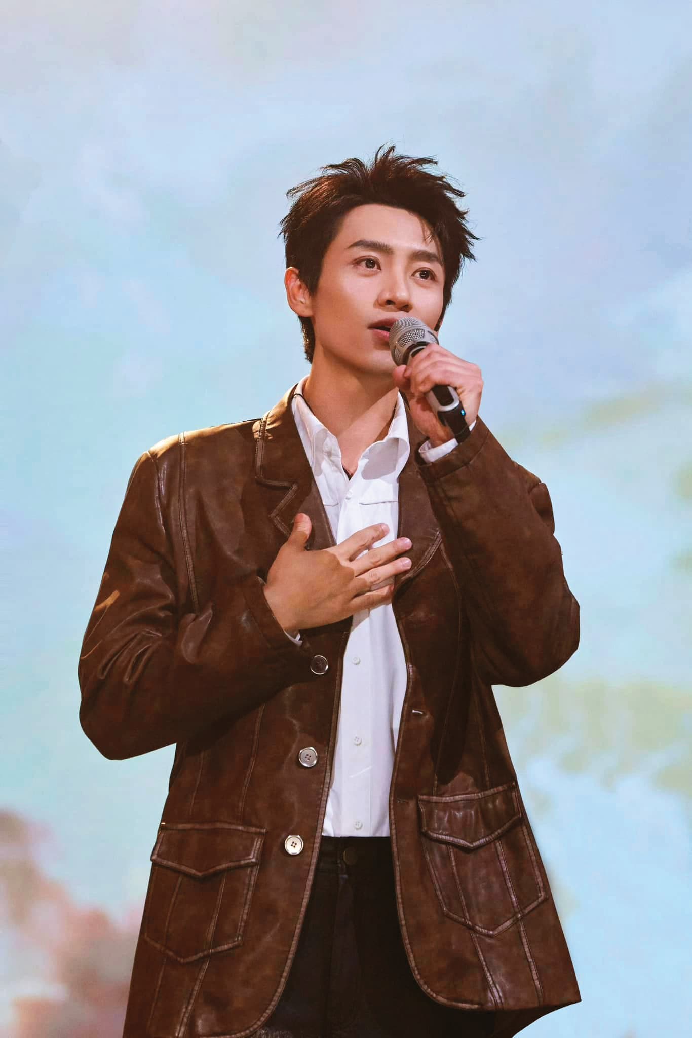 如今魏晨還是會去音樂節表演,或唱影視OST,今年春節才登央視春晚獻唱。(翻攝自魏晨臉書)
