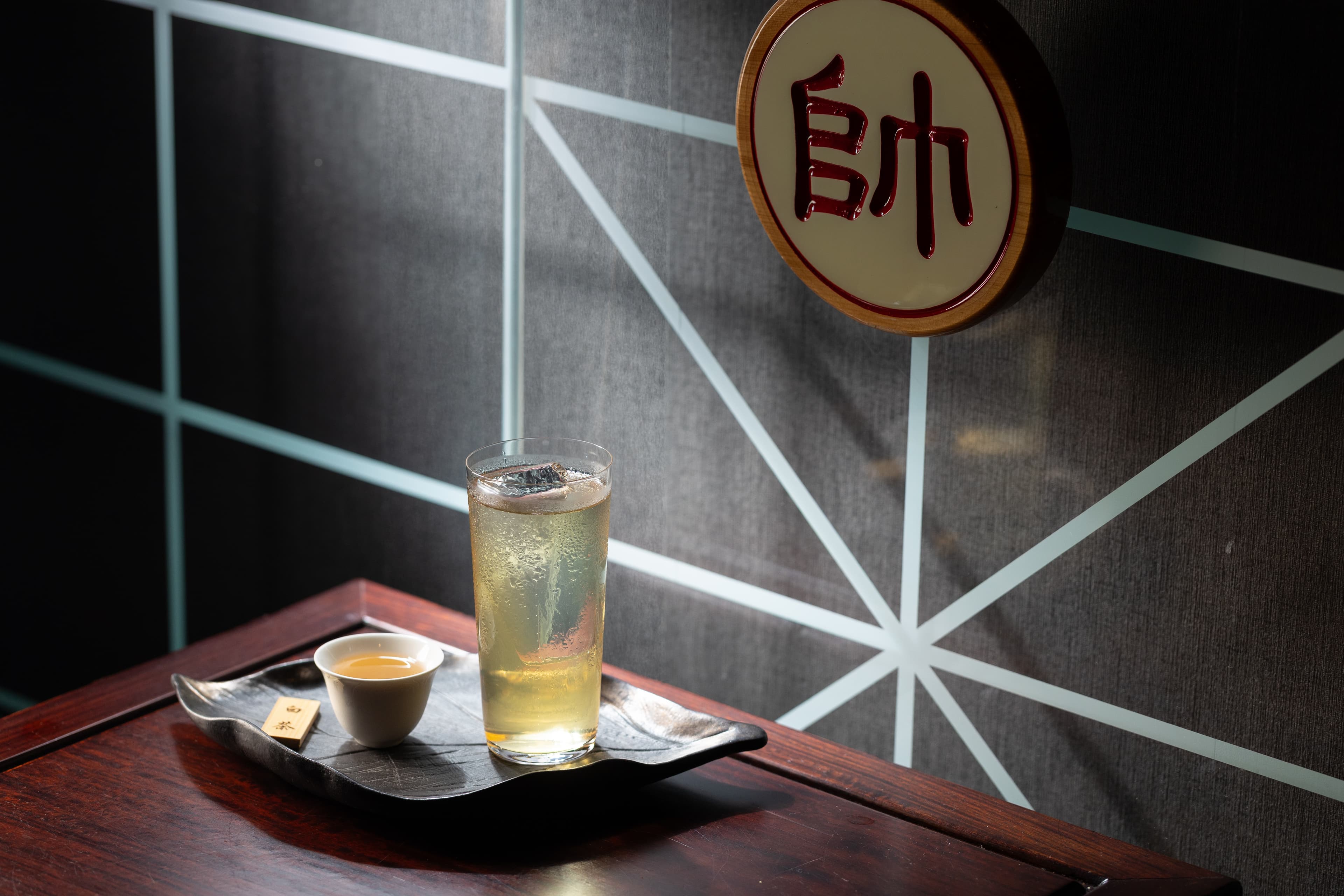 以琴酒為基底,帶有麝香葡萄果香的「白茶琴通寧」是老顧客必點招牌,附贈小杯原茶,先品茶、後啜酒,會將茶酒滋味勾勒得更加立體。(500元/杯)