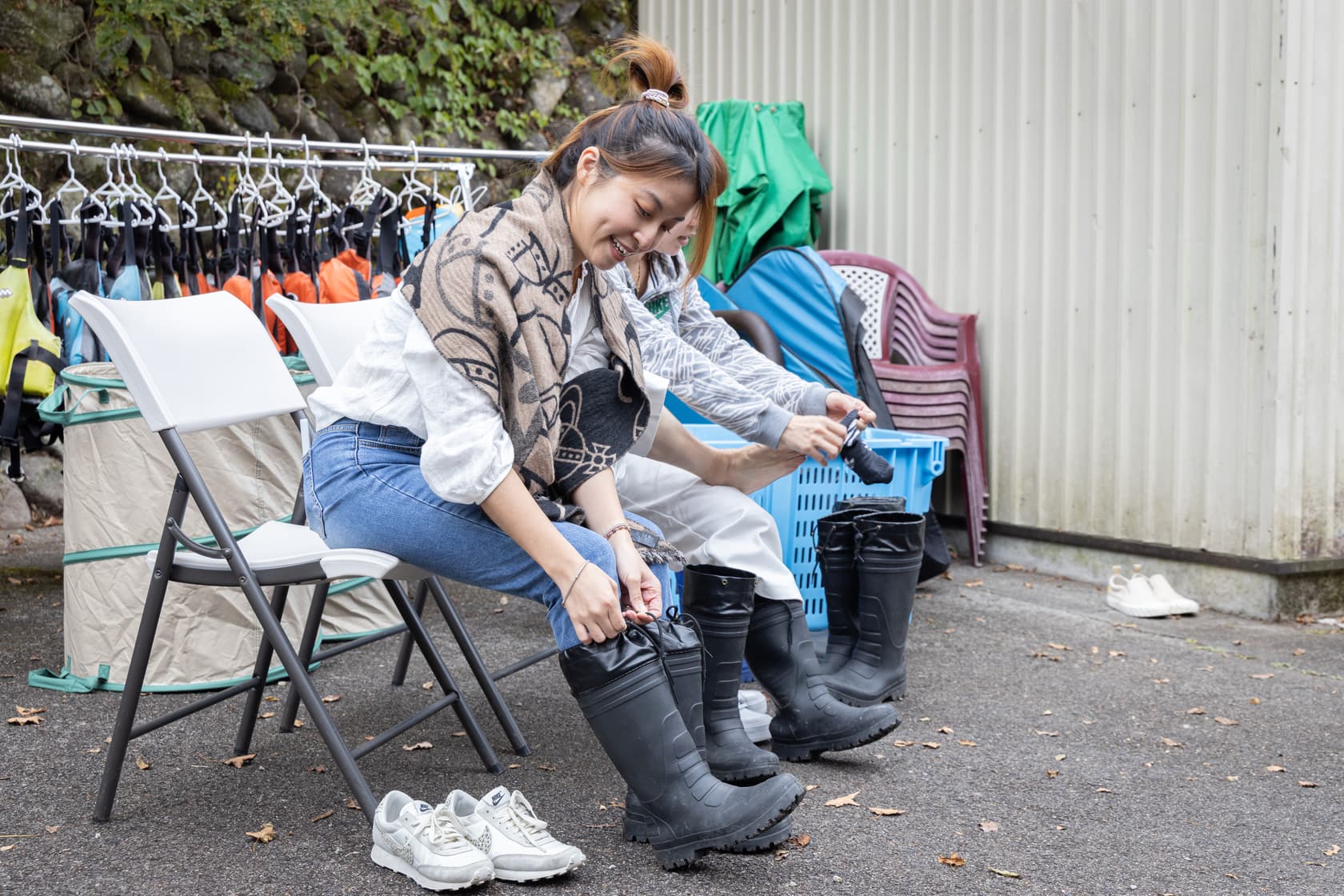教練提供雨鞋,不怕鞋子弄髒。