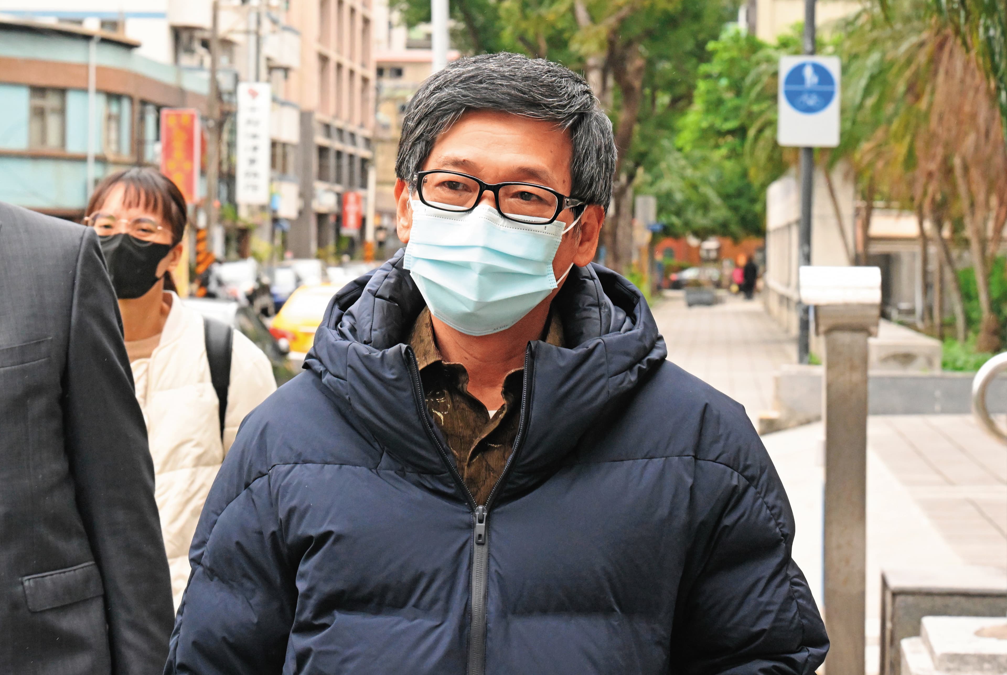 已遭停職的士林地方法院行政庭長蔡明宏涉及強制猥褻罪遭起訴,士林地院1月22日首度傳喚他出庭說明。