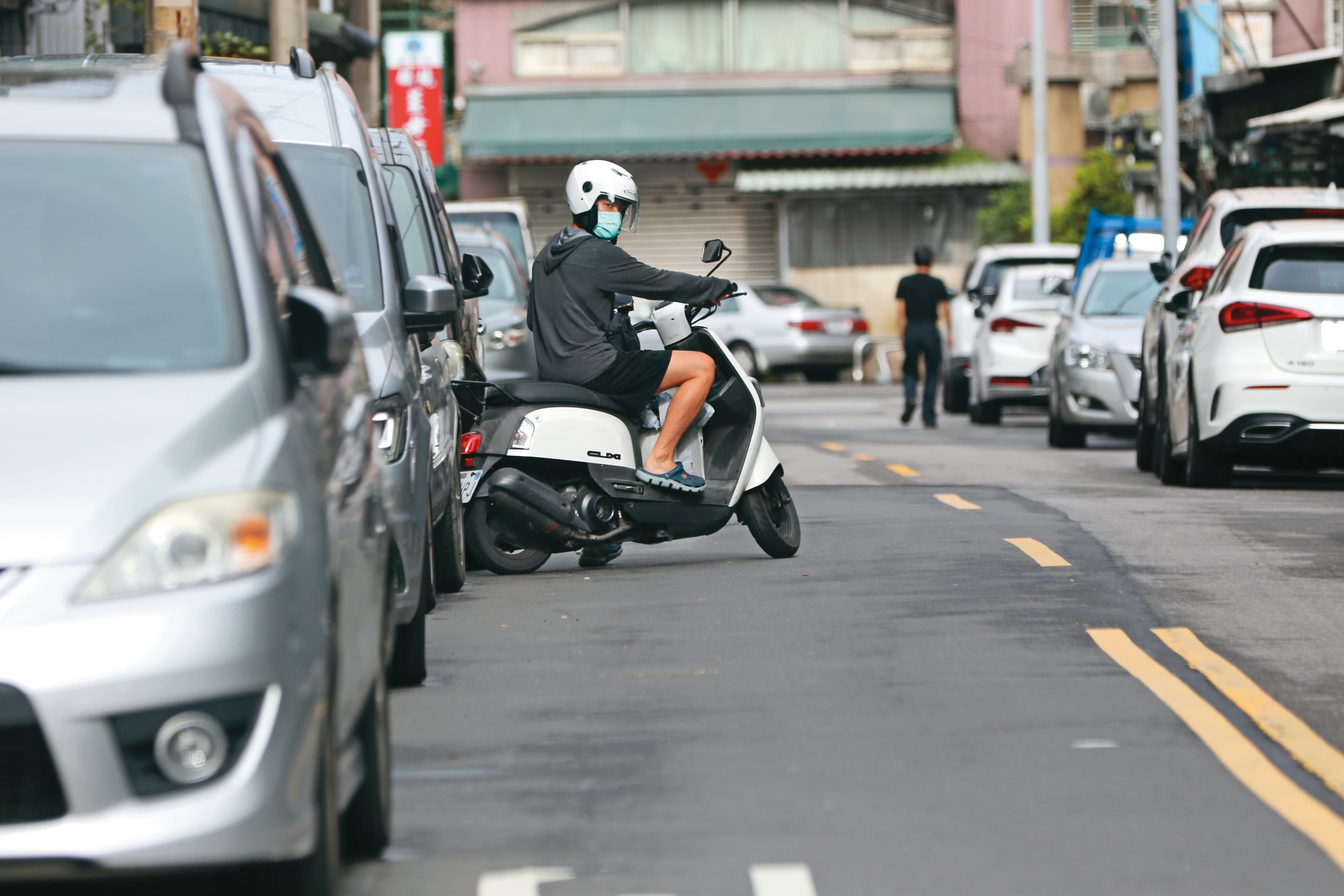 本刊2022年曾直擊許仁杰與謝京穎鬼祟約會,而且線報指出當時男方已經幾乎不顧家庭。