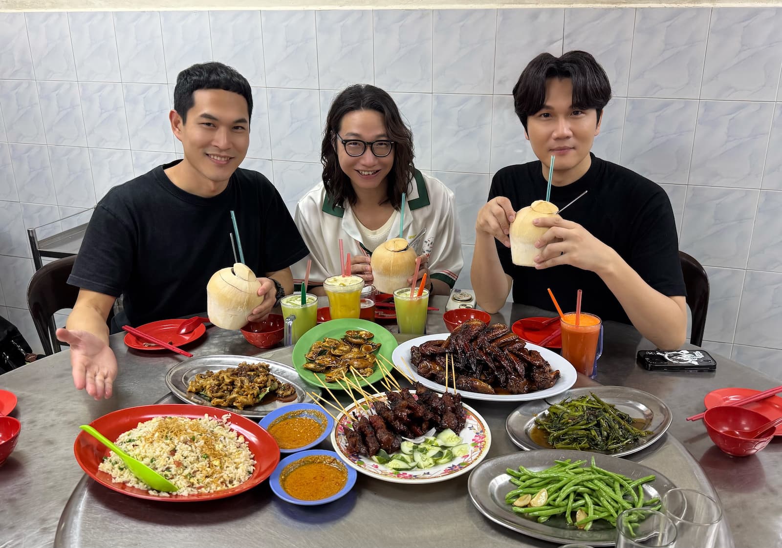 宇宙人享吉隆坡美食饗宴。(相信音樂提供)
