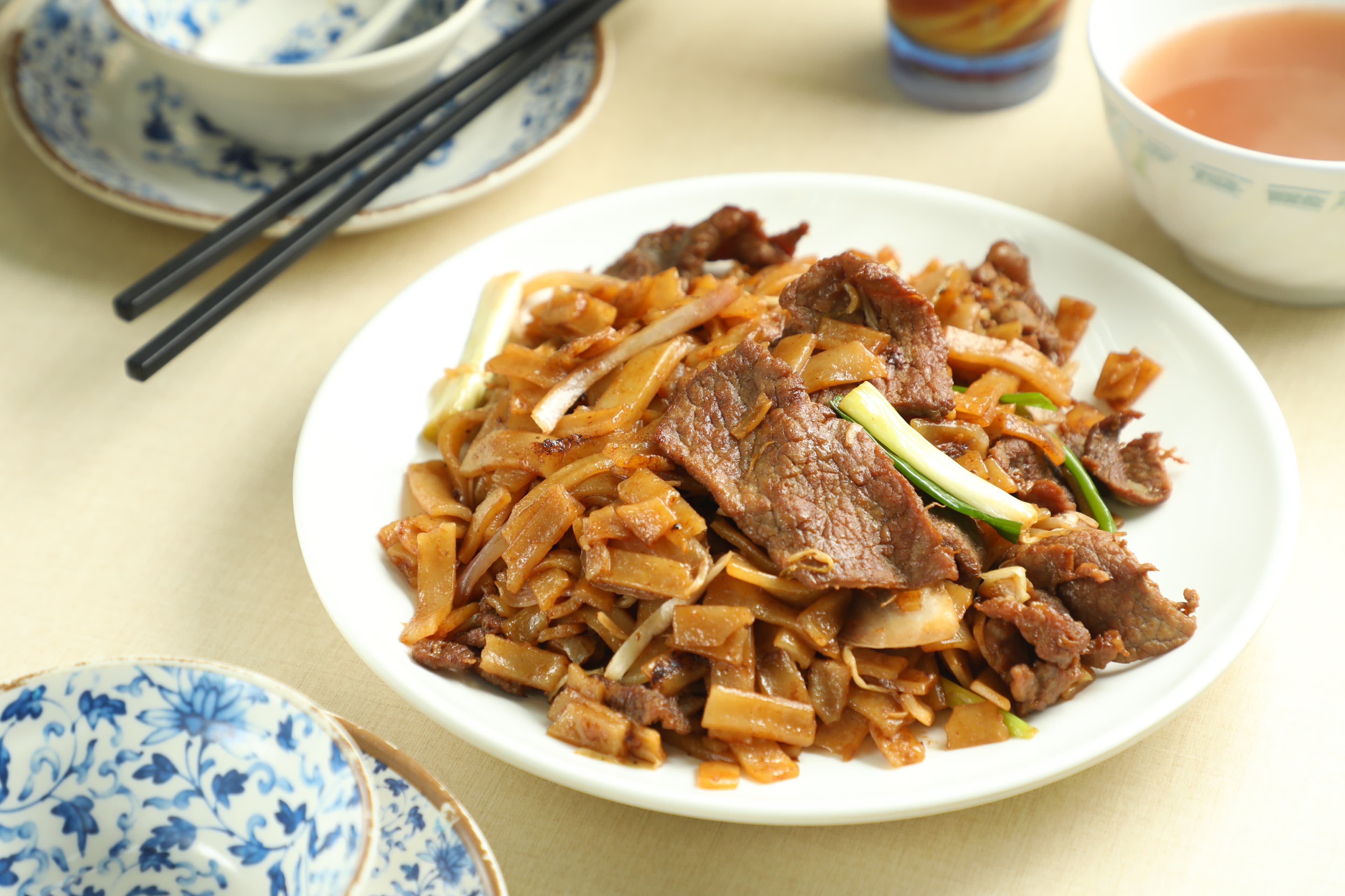 棟記的「乾炒牛河」是大鍋炒製,但河粉不油,牛肉滑嫩,飽足感很高。(港幣64元/份,約NT$241)