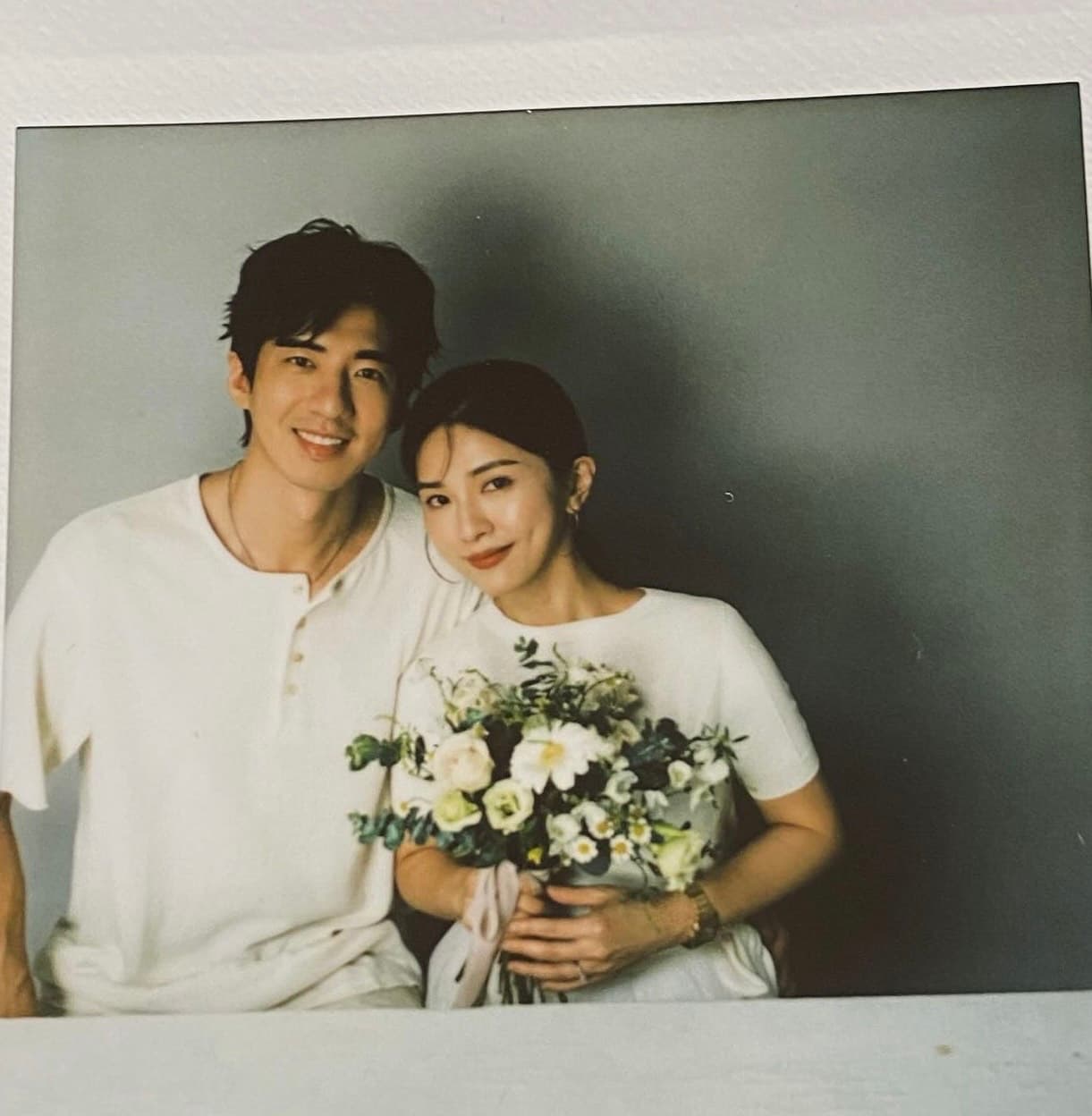 傅孟柏和交往11年的經紀人女友安安結婚。(翻攝自傅孟柏臉書)