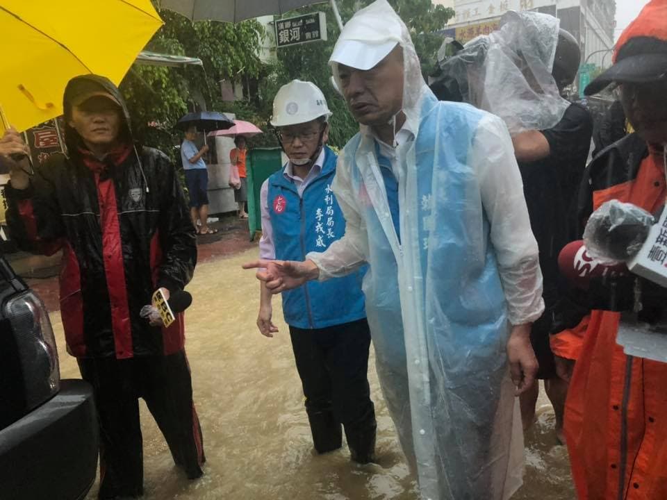 前高雄市長韓國瑜2020年5月曾視察豪雨造成高雄淹水情形。(翻攝自韓國瑜臉書)