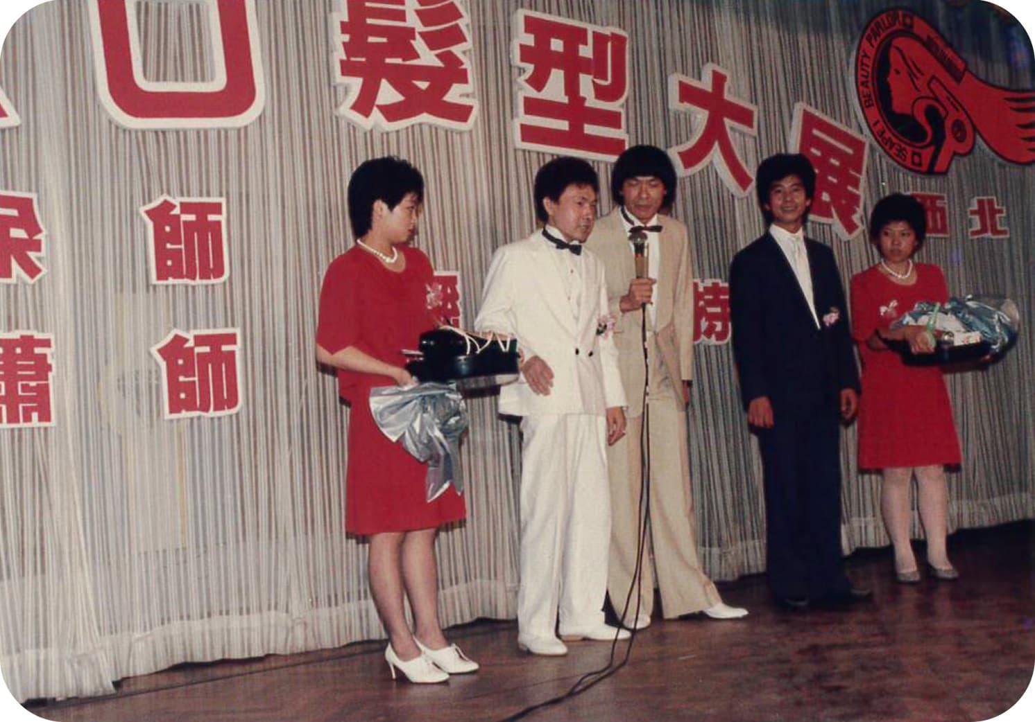 豬哥亮(中)與髮型設計師余南宏師傅(左二)及蕭國雲師傅(右二)。 (高流提供)